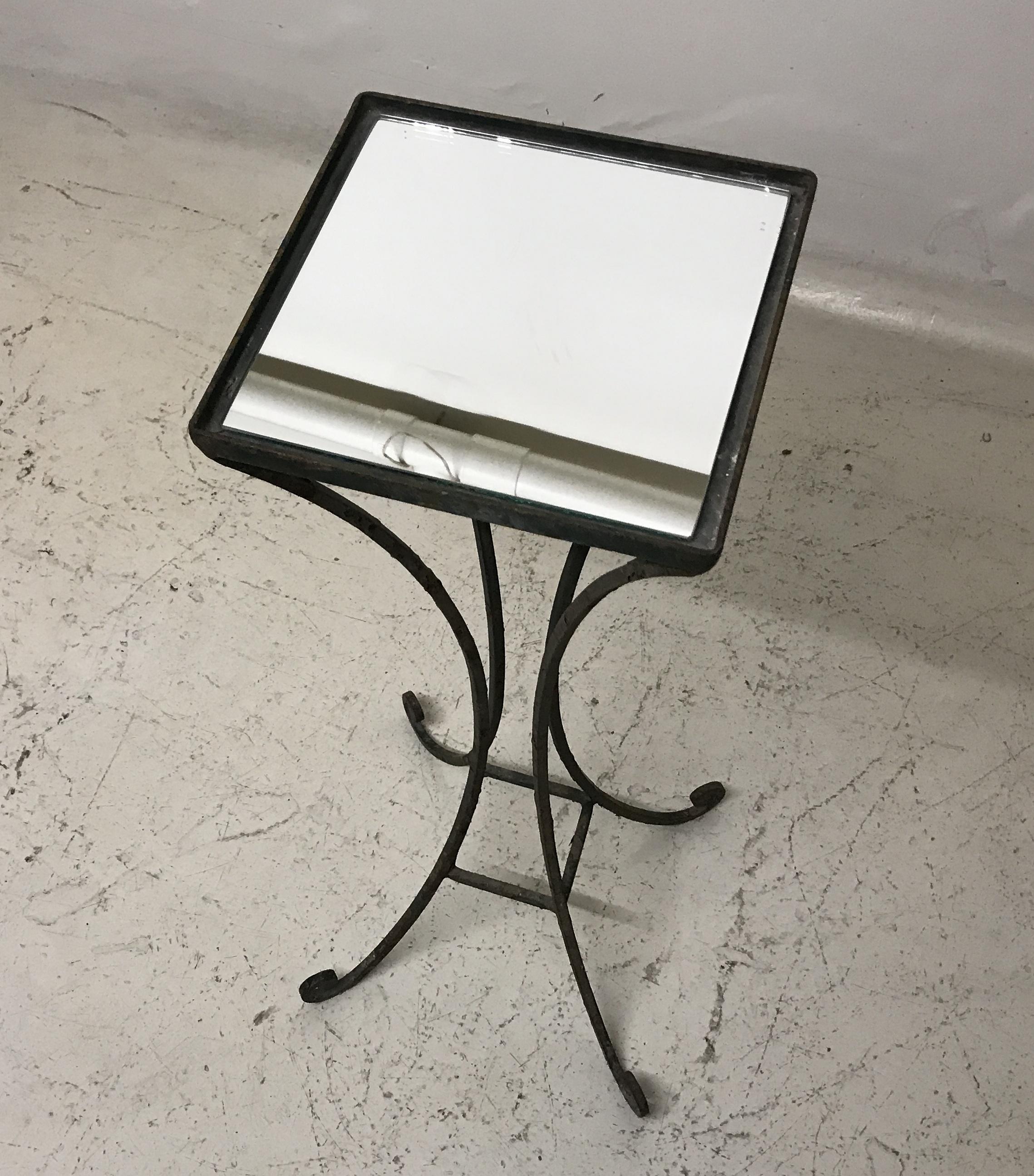 Kleiner Tisch im Art déco-Stil, Frankreich, 1930, Materialien: Eisen und Spiegel (Französisch) im Angebot