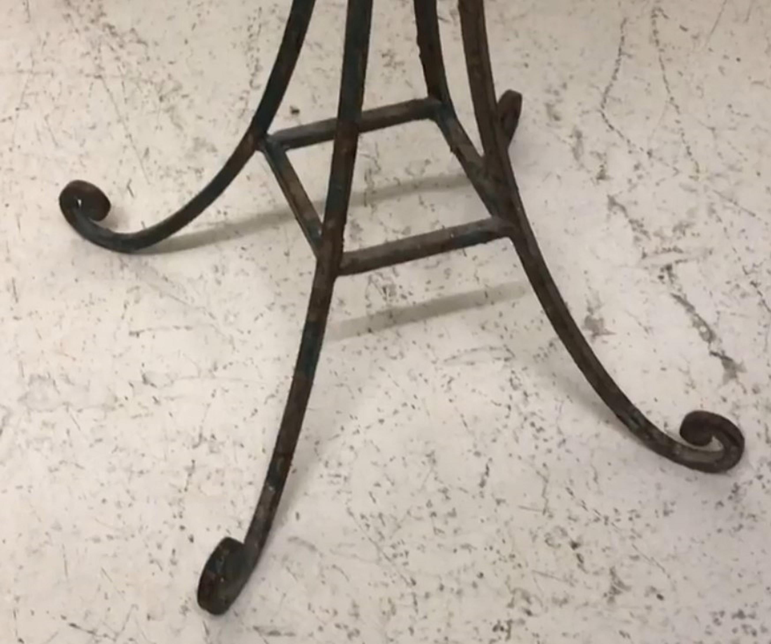 Small Table Art Deco, France, 1930, Materials: Iron and Mirror In Good Condition For Sale In Ciudad Autónoma Buenos Aires, C