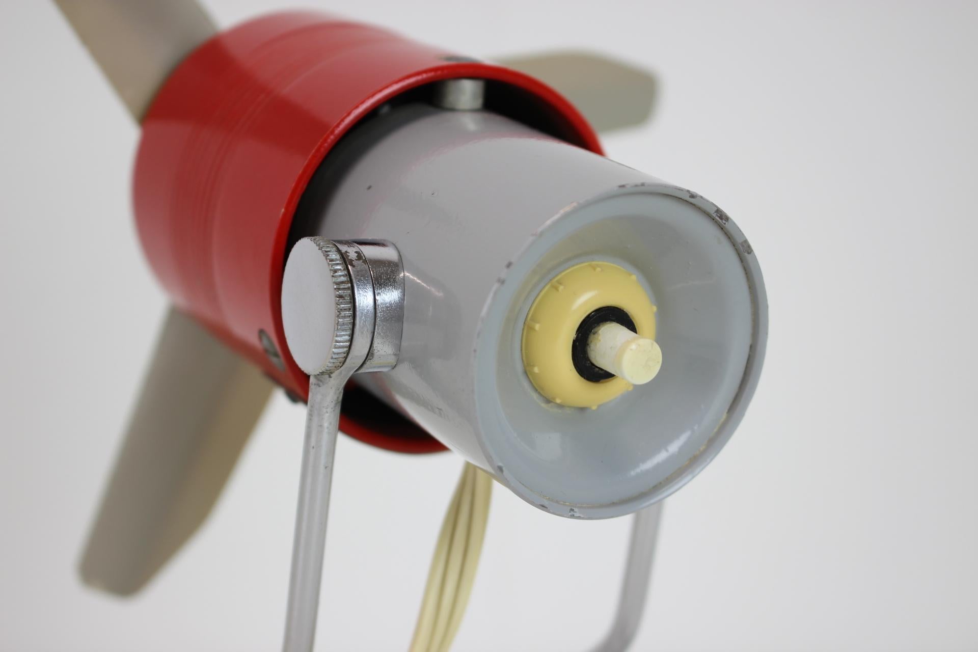 Industrieller Vintage-Tischventilator.
Hergestellt aus Metall und Kunststoff.
Überholt, voll funktionsfähig.