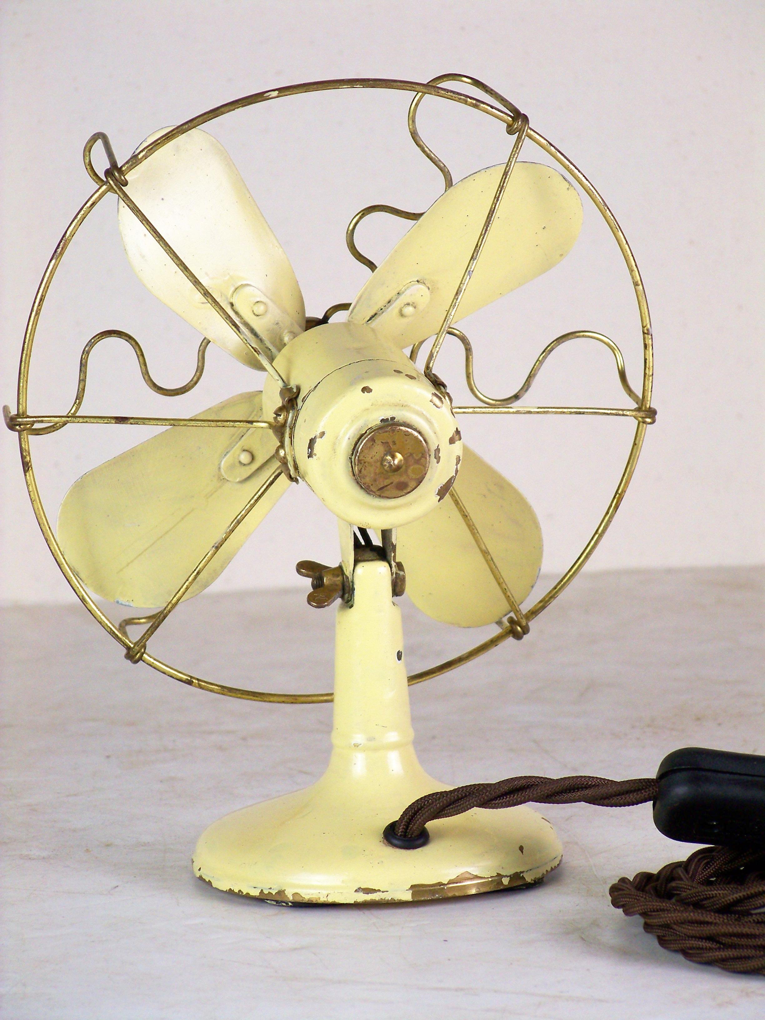 German Small Table fan SIEMENS, 220V - 1940s  For Sale