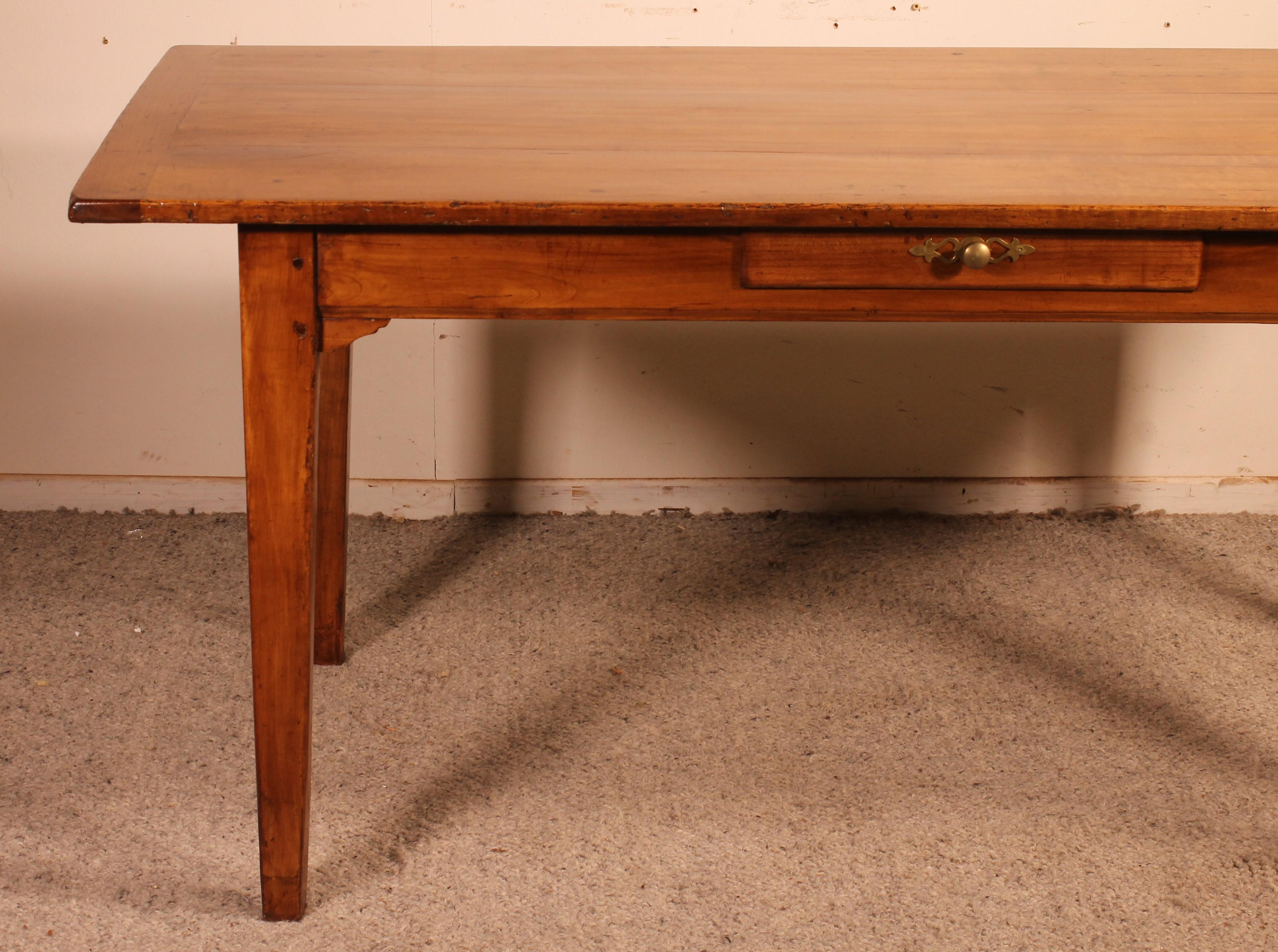 herrlichen Tisch aus dem 19. Jahrhundert in Kirschholz aus Frankreich mit einer Schublade in den Gürtel.

Kleines, seltenes Modell, da es oft größere gibt, die als Esszimmertisch oder Schreibtisch mit geraden Louis XVI-Beinen verwendet werden