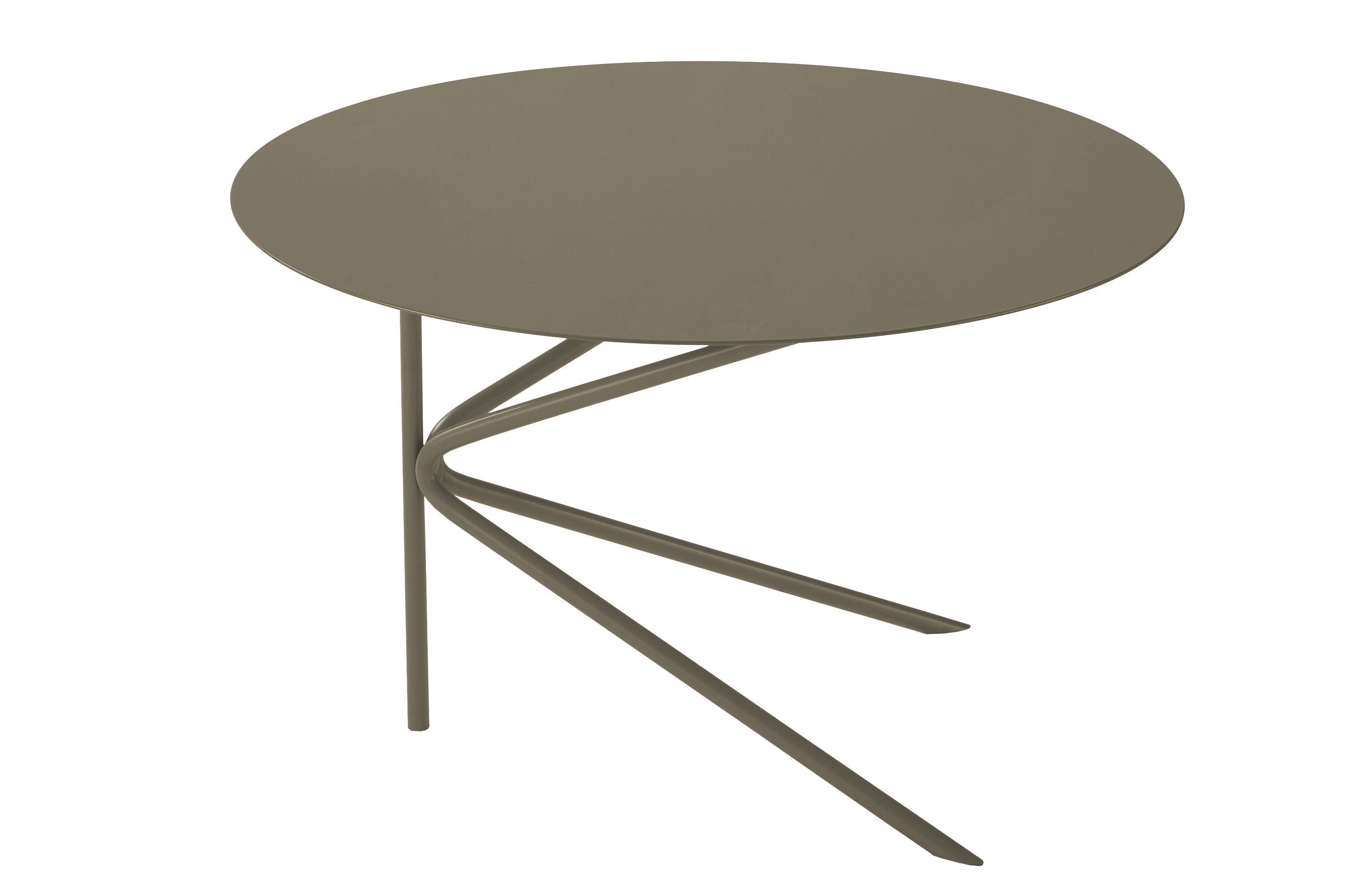Petite table en métal 