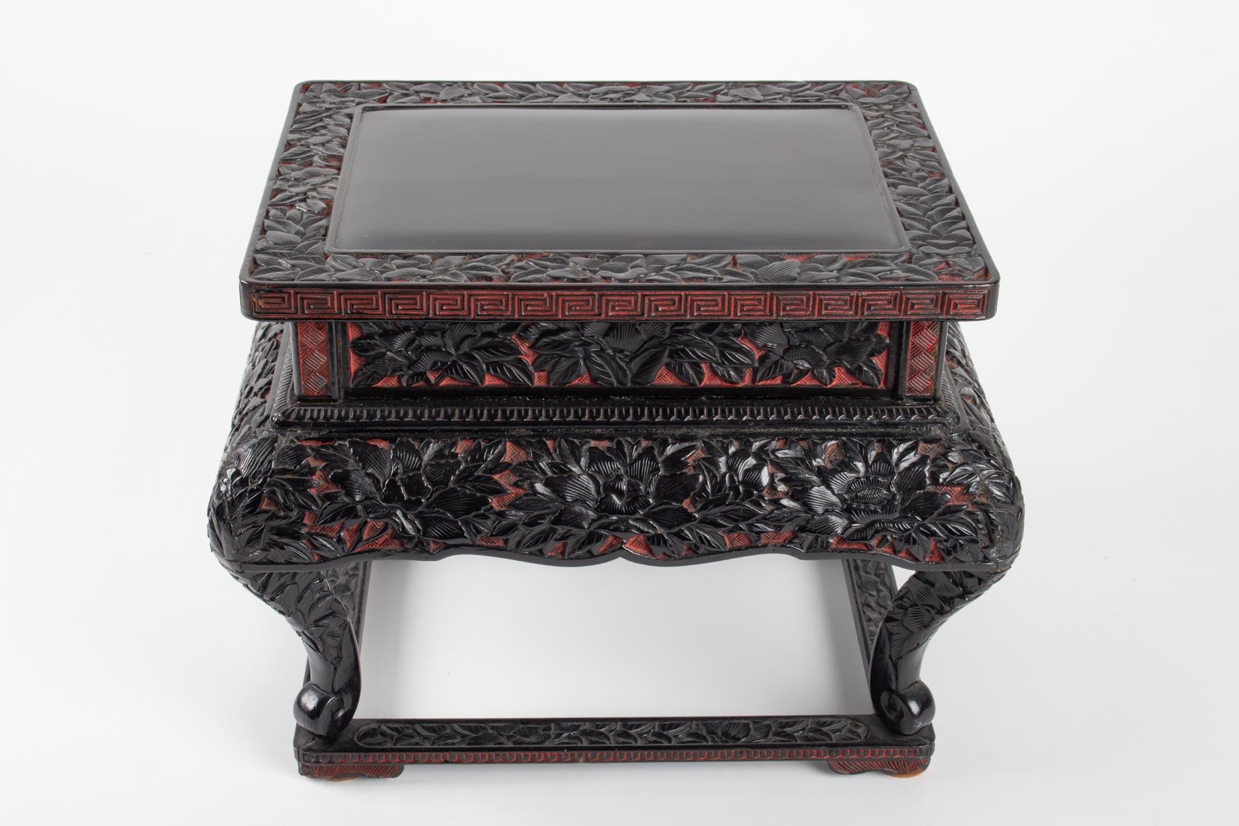 Small table lacquer bicolor chiselled decor peonies, China, 19th century, perfect condition of conservation.
Measures: H 23cm, W 31cm, W 23cm.
