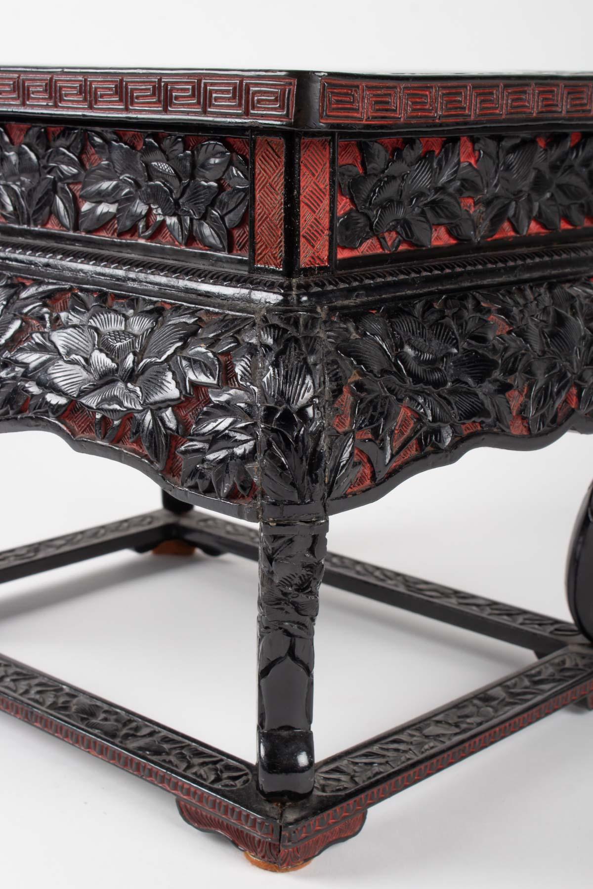 Small Table Lacquer Bicolour Chiselled Decor Peonies, China, 19th Century In Good Condition In Saint-Ouen, FR
