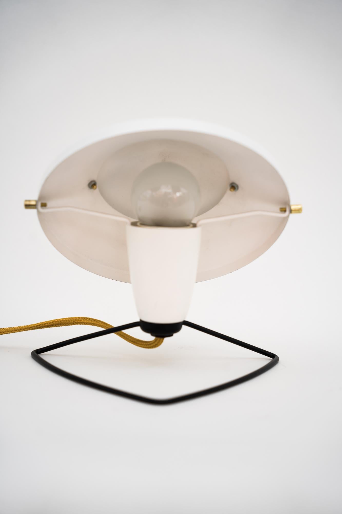 Autrichien Petite lampe de table datant des années 1960 en vente
