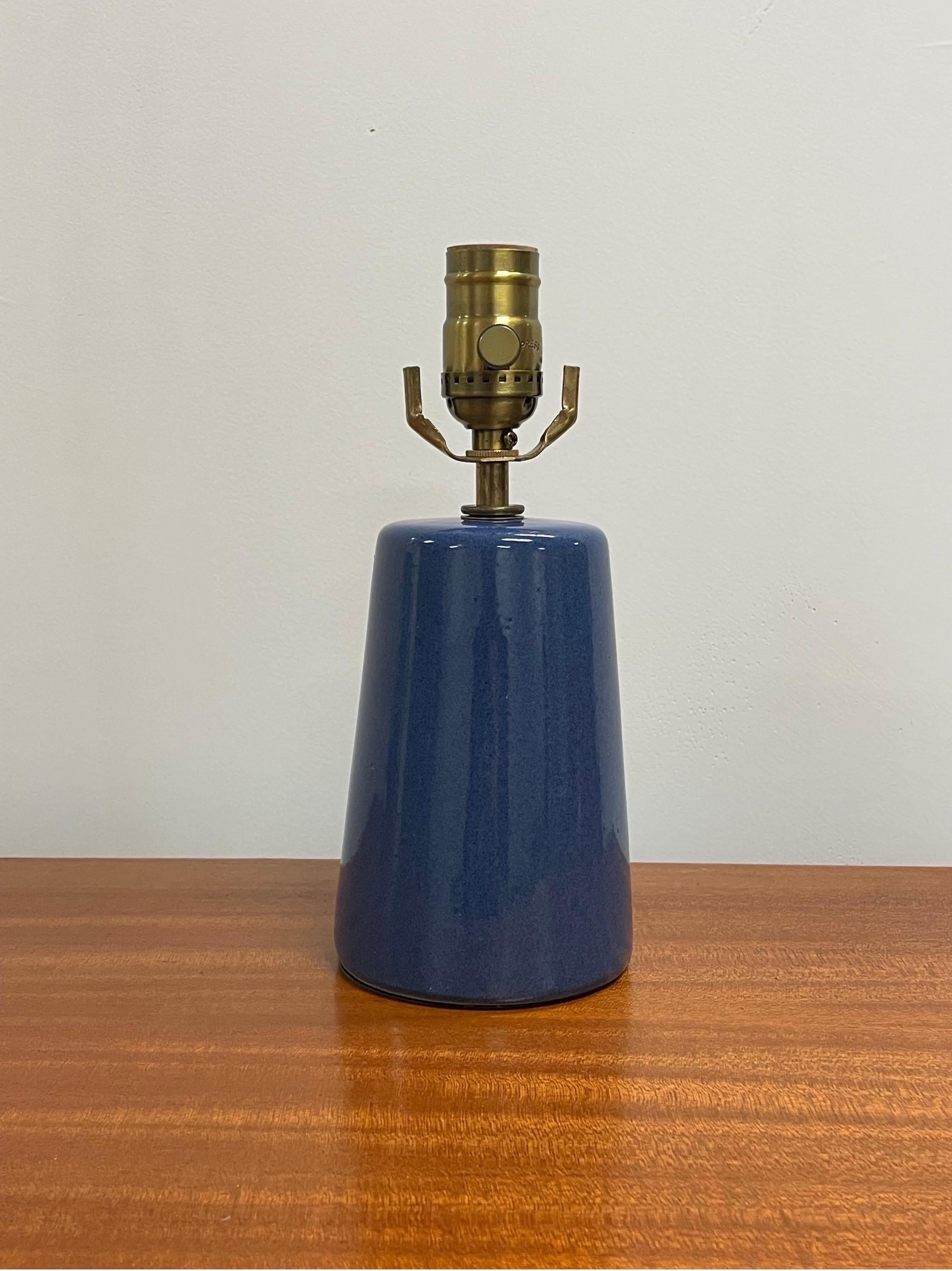 Américain Petite lampe de bureau de Jane et Gordon Martz pour Marshall Studio en vente