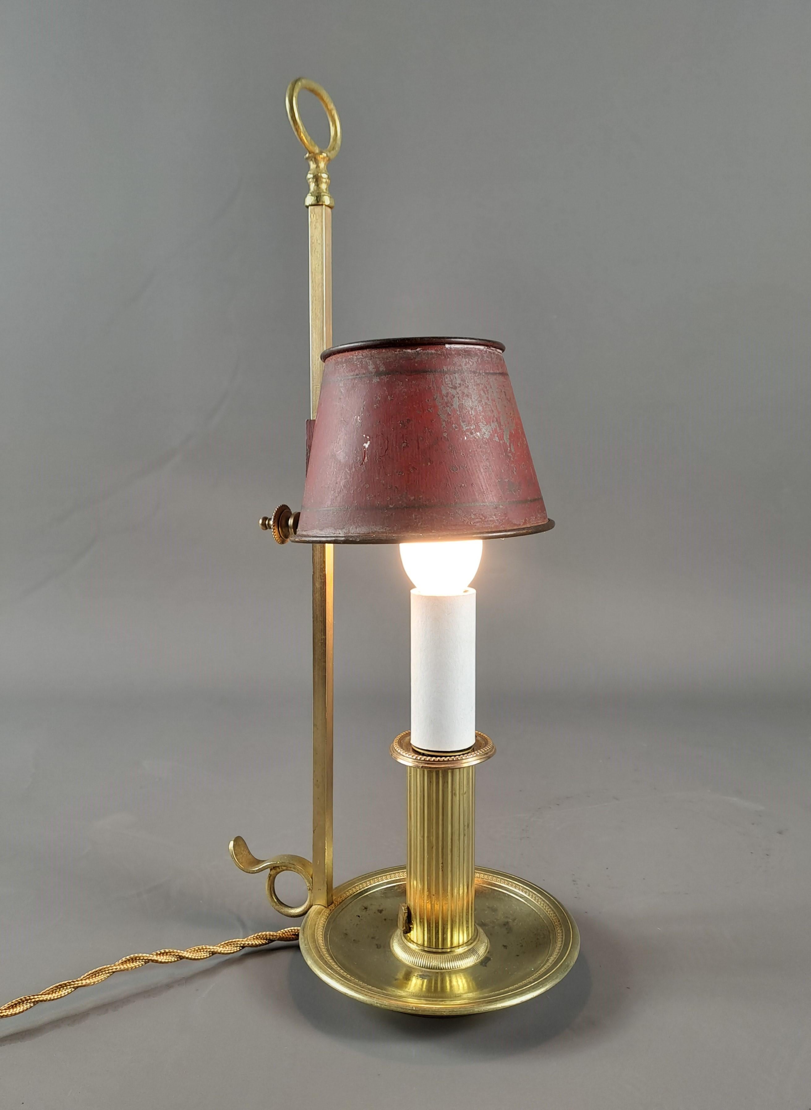 Charming little bouillotte lamp in gilded and chiseled bronze, with one arm of light and red lacquered sheet metal lampshade.

Old work from the beginning of the 19th century, empire period

Good condition, electrified by our workshop