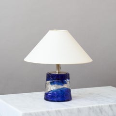 Petite lampe de table en verre bleu par Paul Kedelv pour Reijmyre, Suède, années 1960.