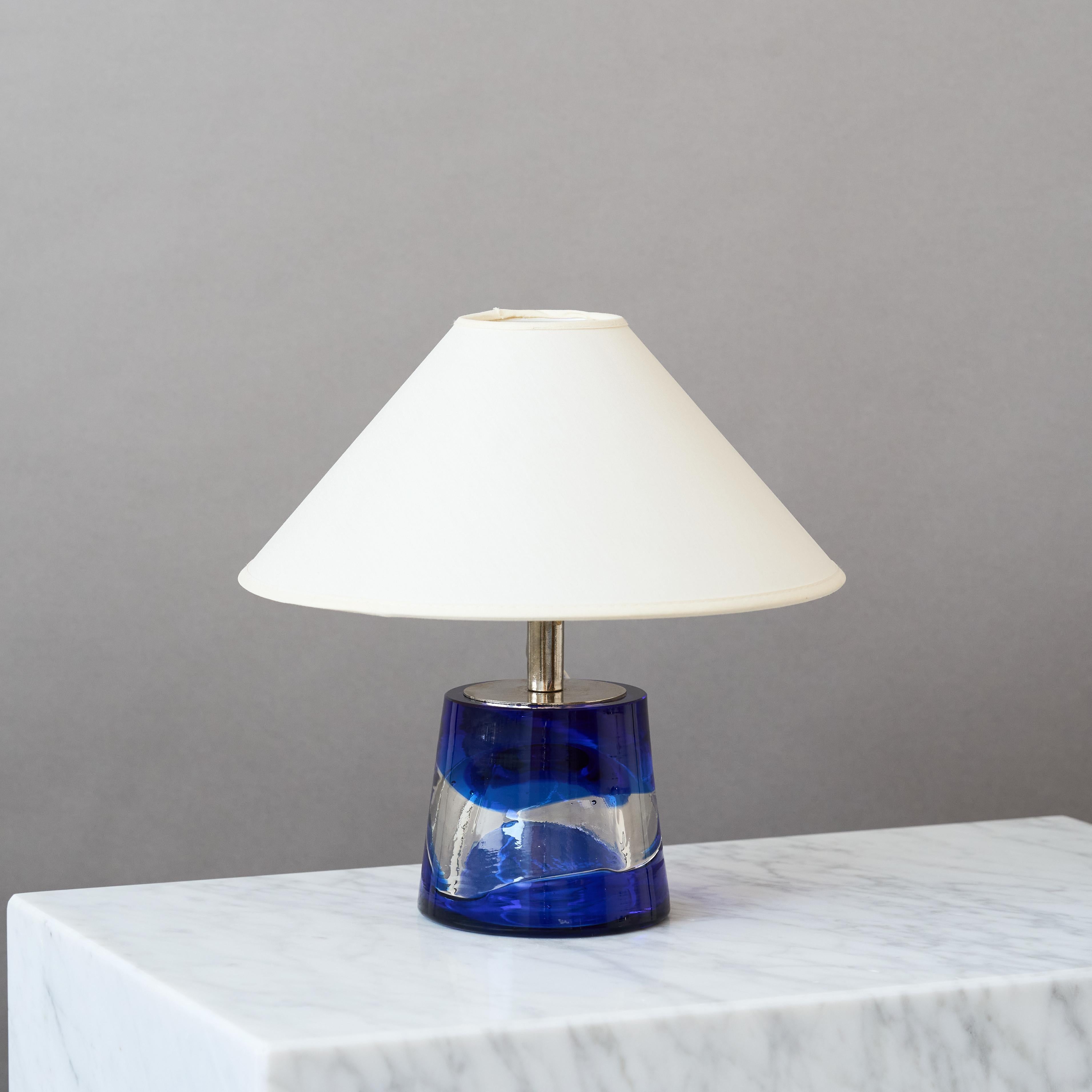 Pequeña lámpara de sobremesa de cristal azul de Paul Kedelv para Reijmyre, Suecia, años 60. Escandinavo moderno en venta