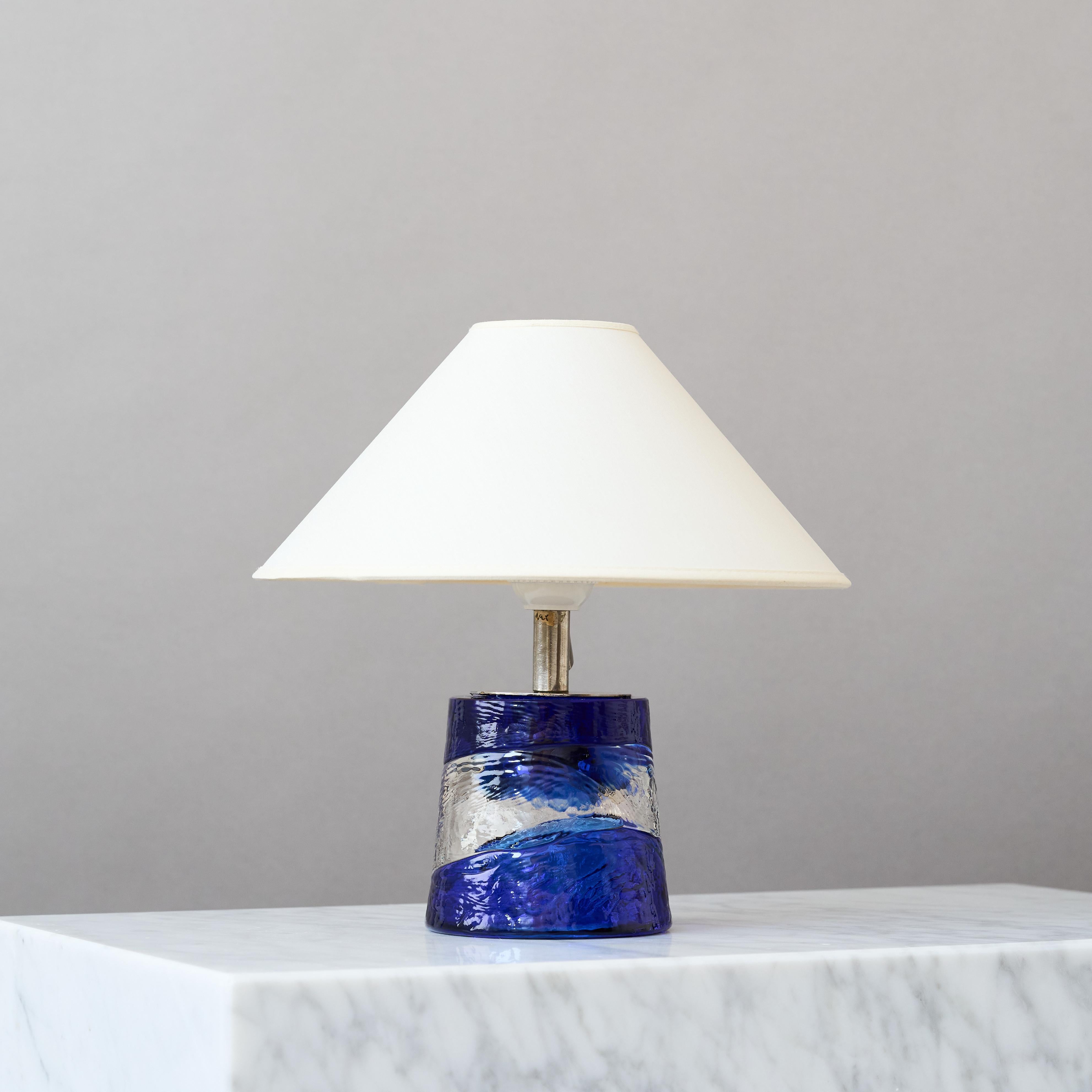 Pequeña lámpara de sobremesa de cristal azul de Paul Kedelv para Reijmyre, Suecia, años 60. Sueco en venta