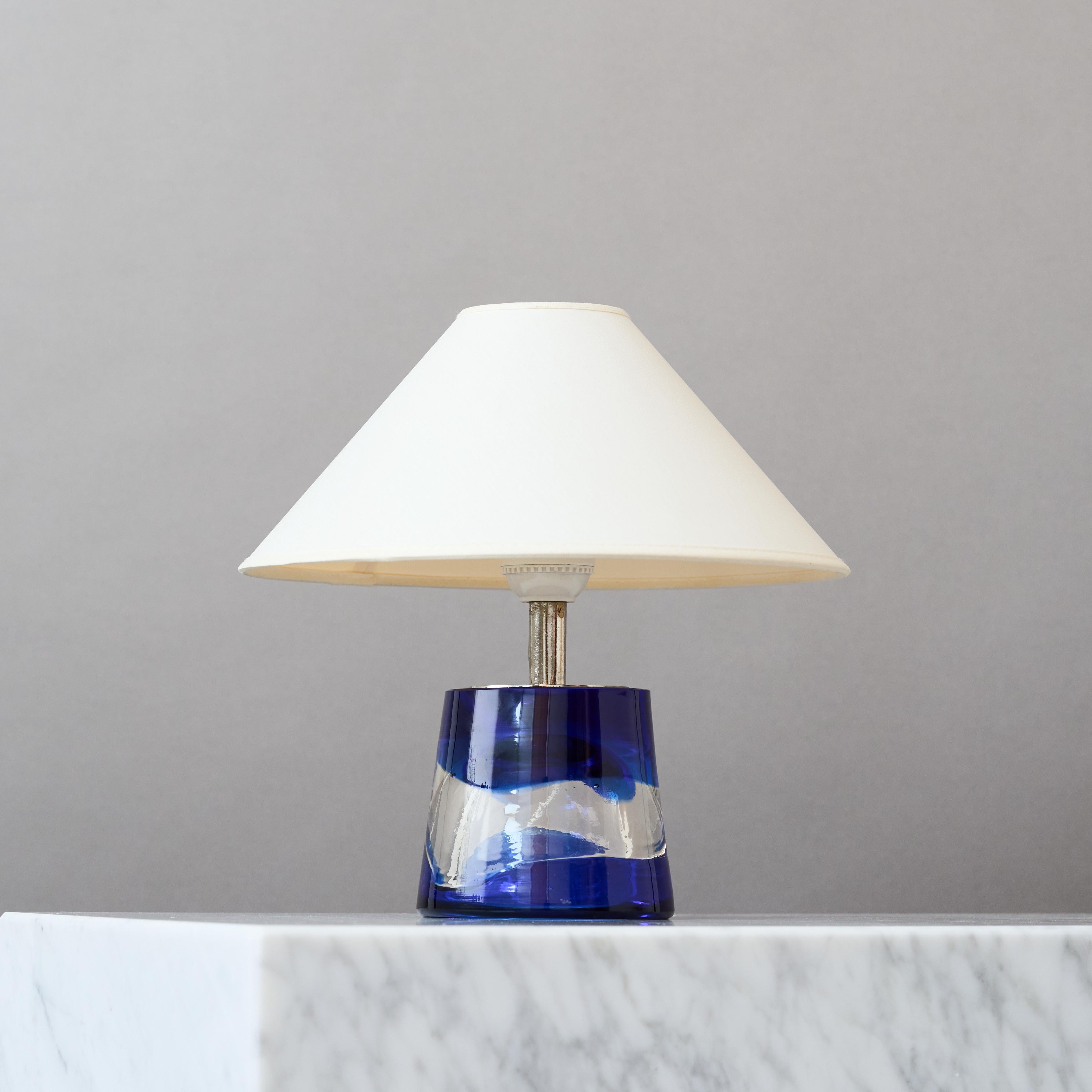 Pequeña lámpara de sobremesa de cristal azul de Paul Kedelv para Reijmyre, Suecia, años 60. Sueco en venta
