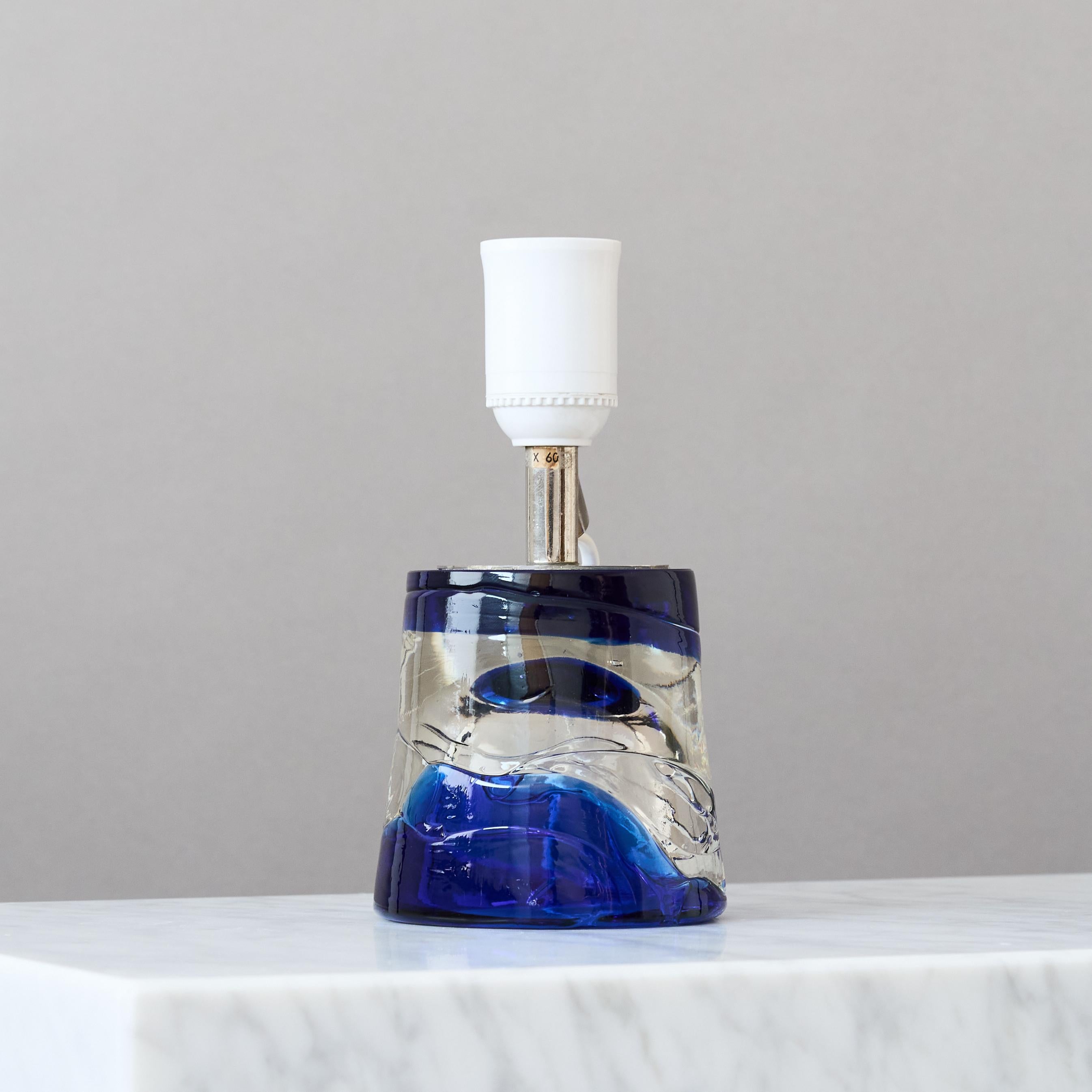 Pequeña lámpara de sobremesa de cristal azul de Paul Kedelv para Reijmyre, Suecia, años 60. Sueco en venta