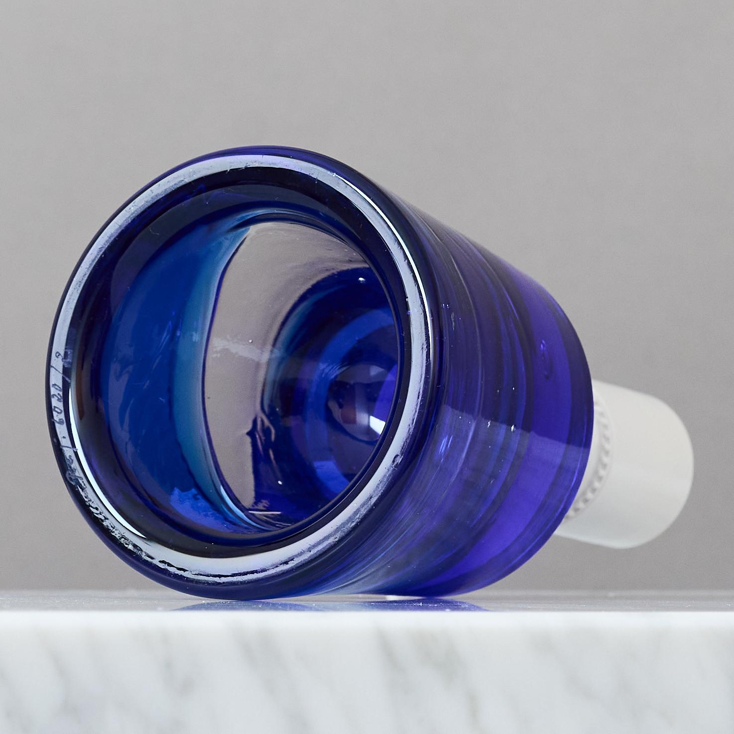 Pequeña lámpara de sobremesa de cristal azul de Paul Kedelv para Reijmyre, Suecia, años 60. Moldeado en venta