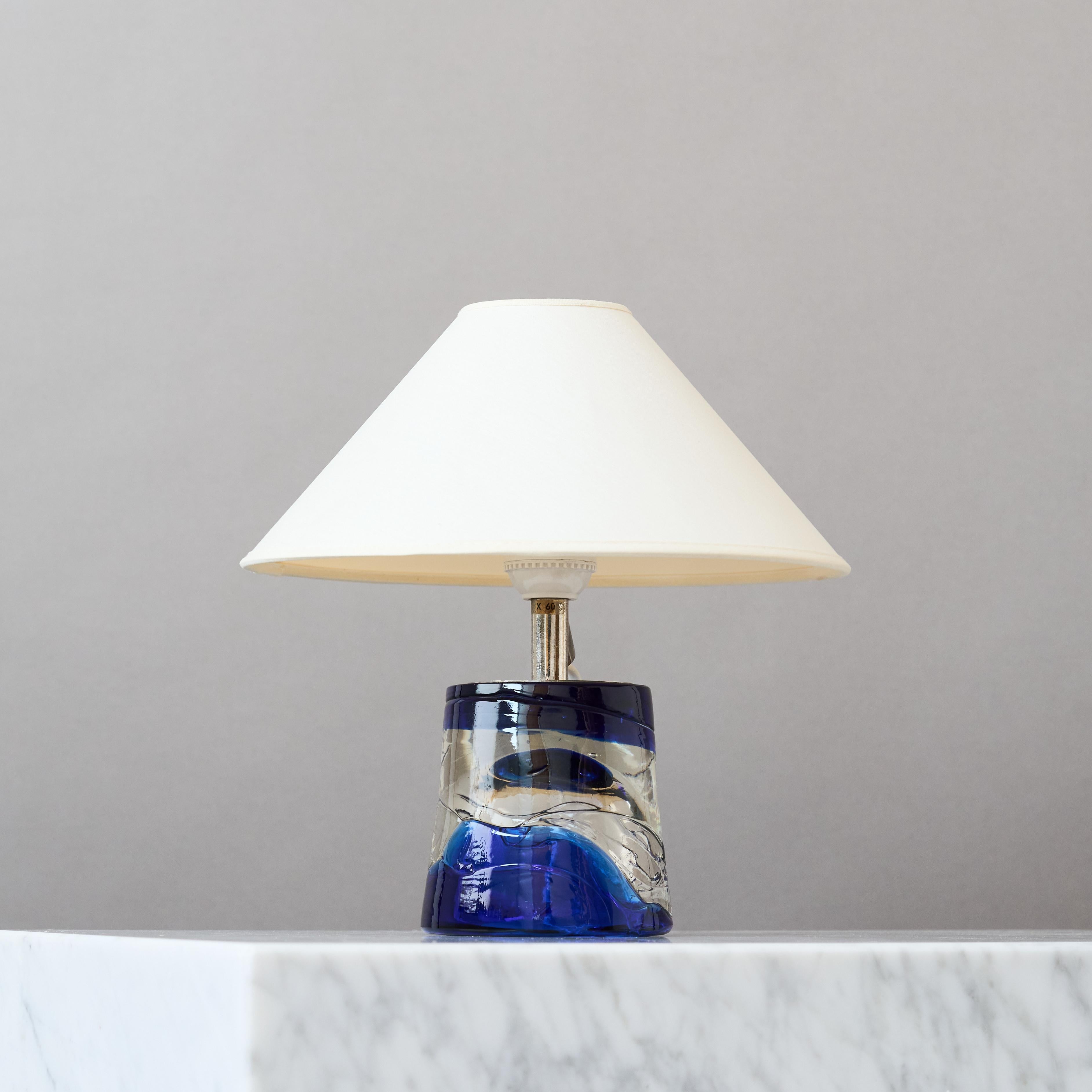 Pequeña lámpara de sobremesa de cristal azul de Paul Kedelv para Reijmyre, Suecia, años 60. Moldeado en venta