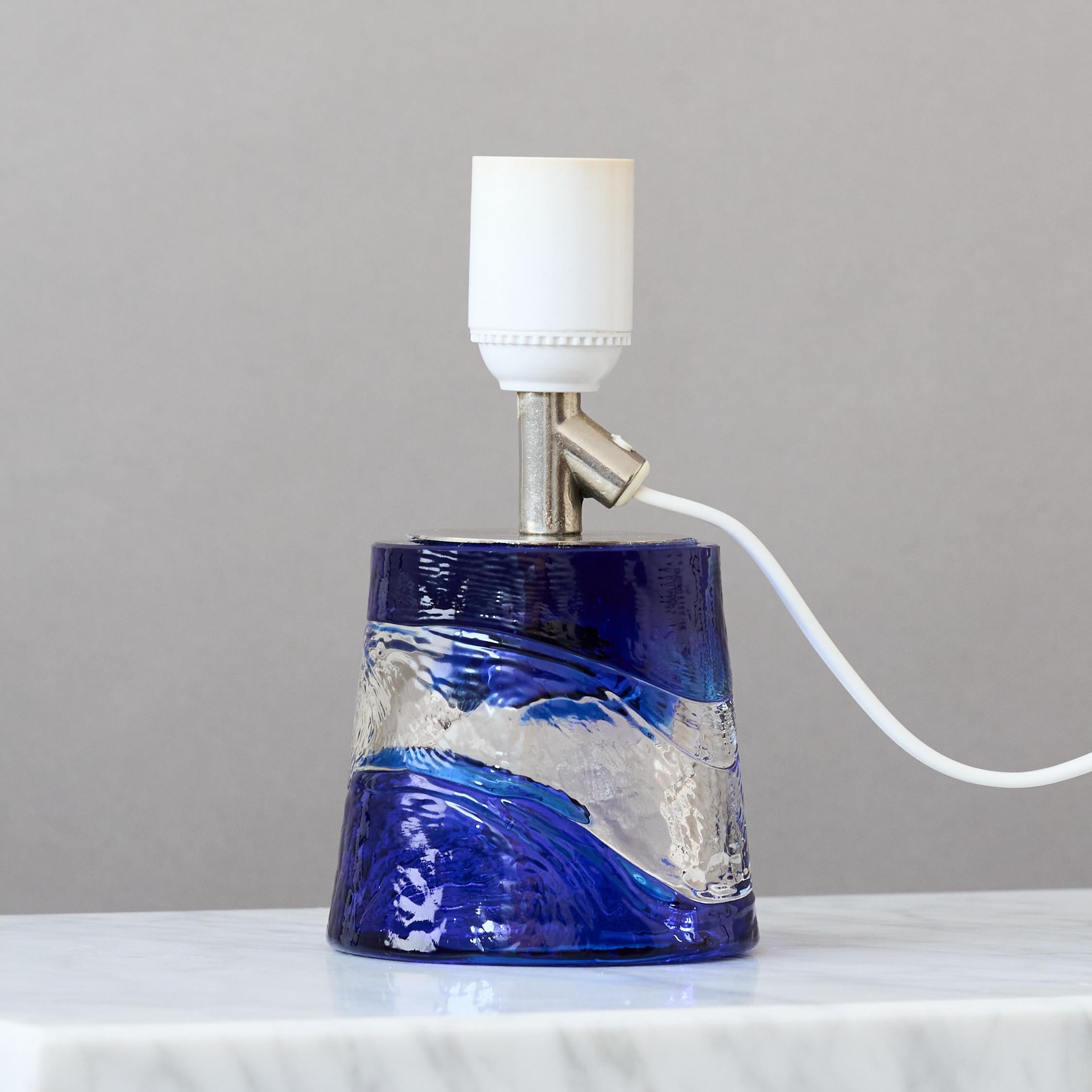 Pequeña lámpara de sobremesa de cristal azul de Paul Kedelv para Reijmyre, Suecia, años 60. en Bueno estado para la venta en Malmö, SE