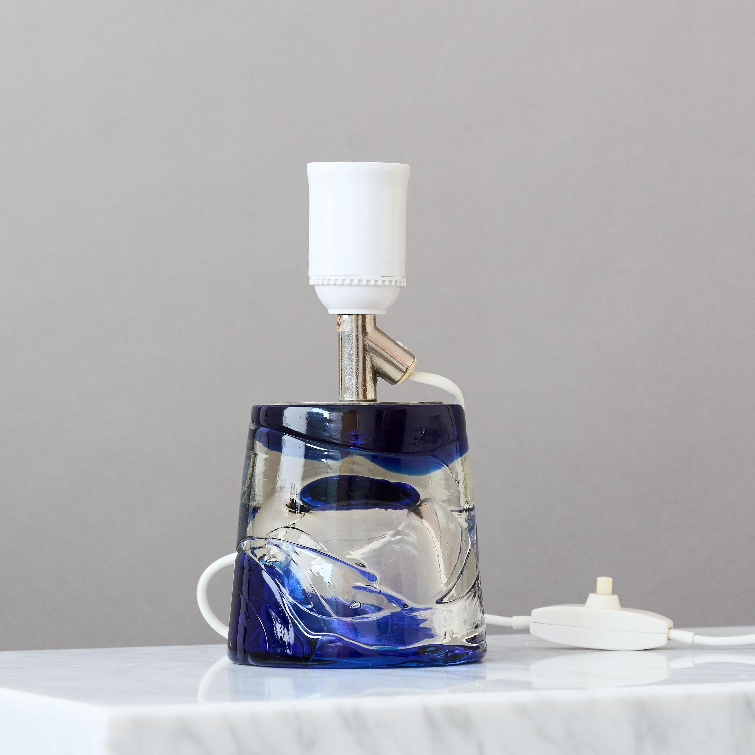 Pequeña lámpara de sobremesa de cristal azul de Paul Kedelv para Reijmyre, Suecia, años 60. en Bueno estado para la venta en Malmö, SE