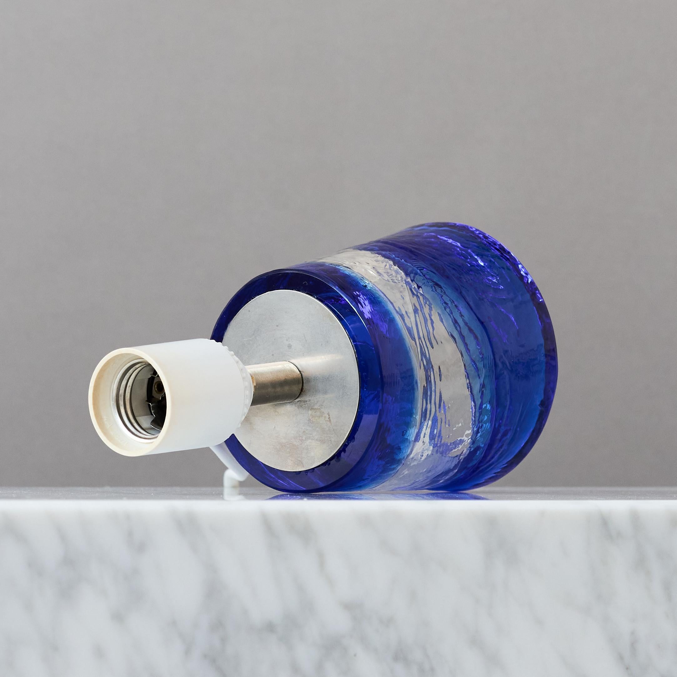Pequeña lámpara de sobremesa de cristal azul de Paul Kedelv para Reijmyre, Suecia, años 60. siglo XX en venta
