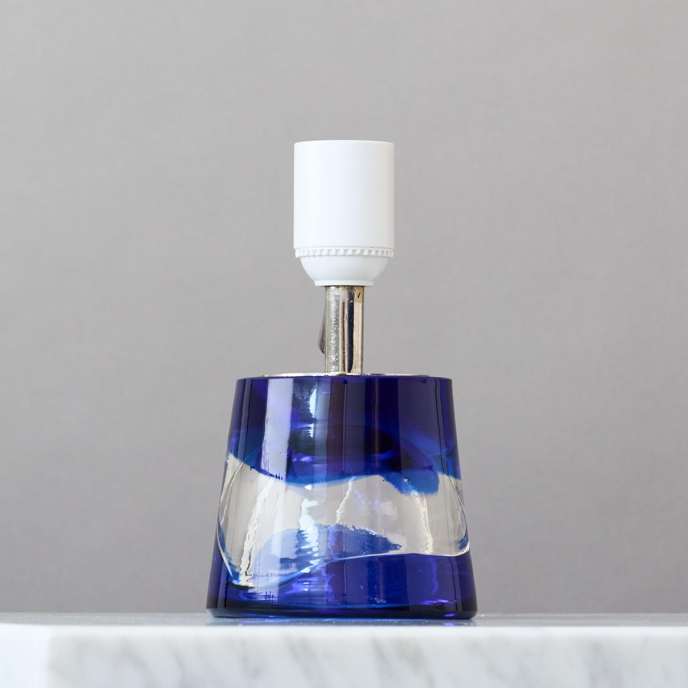 Pequeña lámpara de sobremesa de cristal azul de Paul Kedelv para Reijmyre, Suecia, años 60. siglo XX en venta