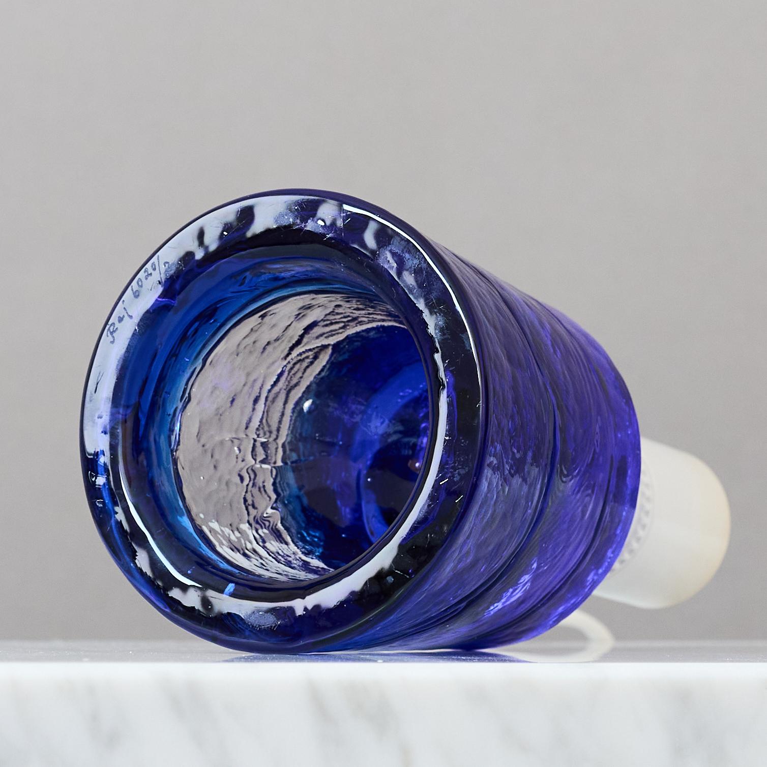 Pequeña lámpara de sobremesa de cristal azul de Paul Kedelv para Reijmyre, Suecia, años 60. Vidrio en venta
