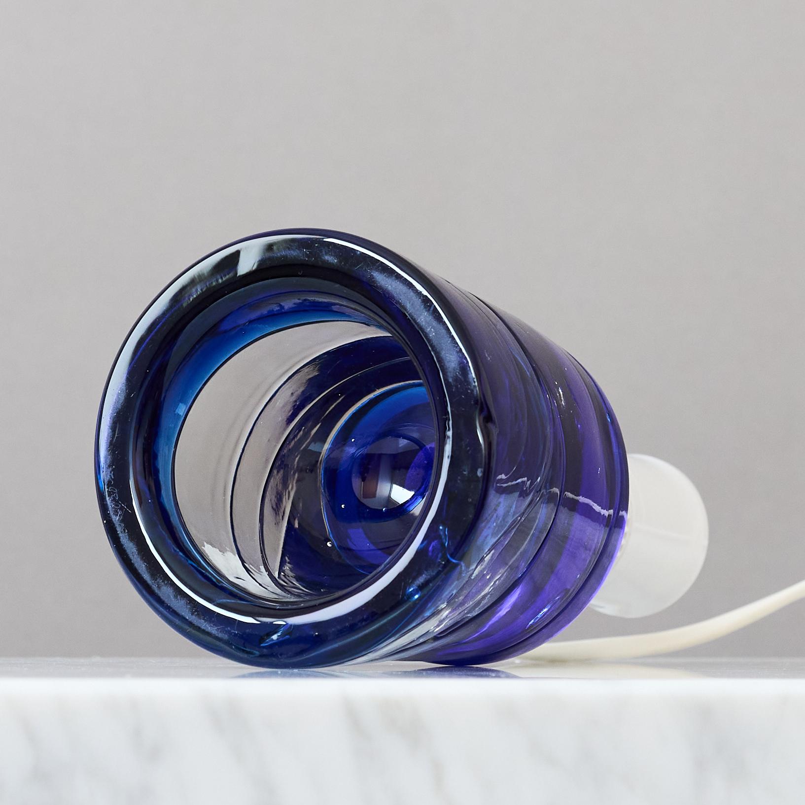 Pequeña lámpara de sobremesa de cristal azul de Paul Kedelv para Reijmyre, Suecia, años 60. Vidrio en venta