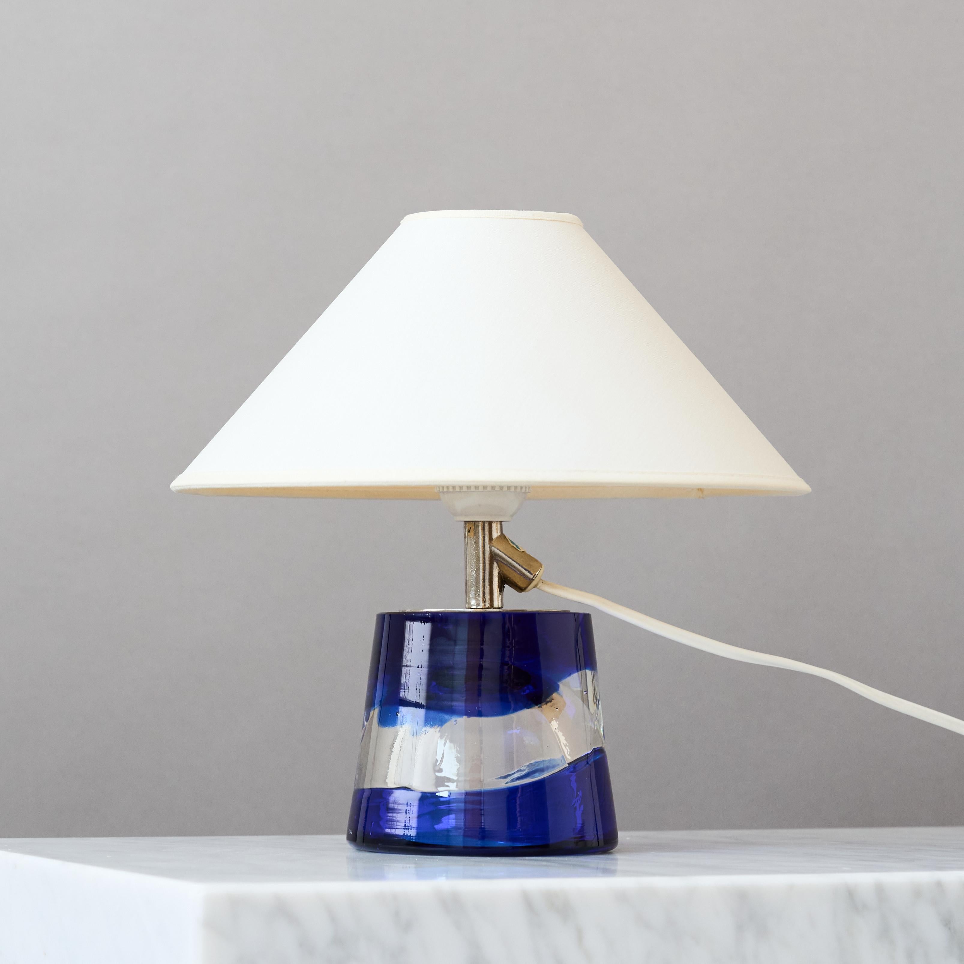 Pequeña lámpara de sobremesa de cristal azul de Paul Kedelv para Reijmyre, Suecia, años 60. en venta 1