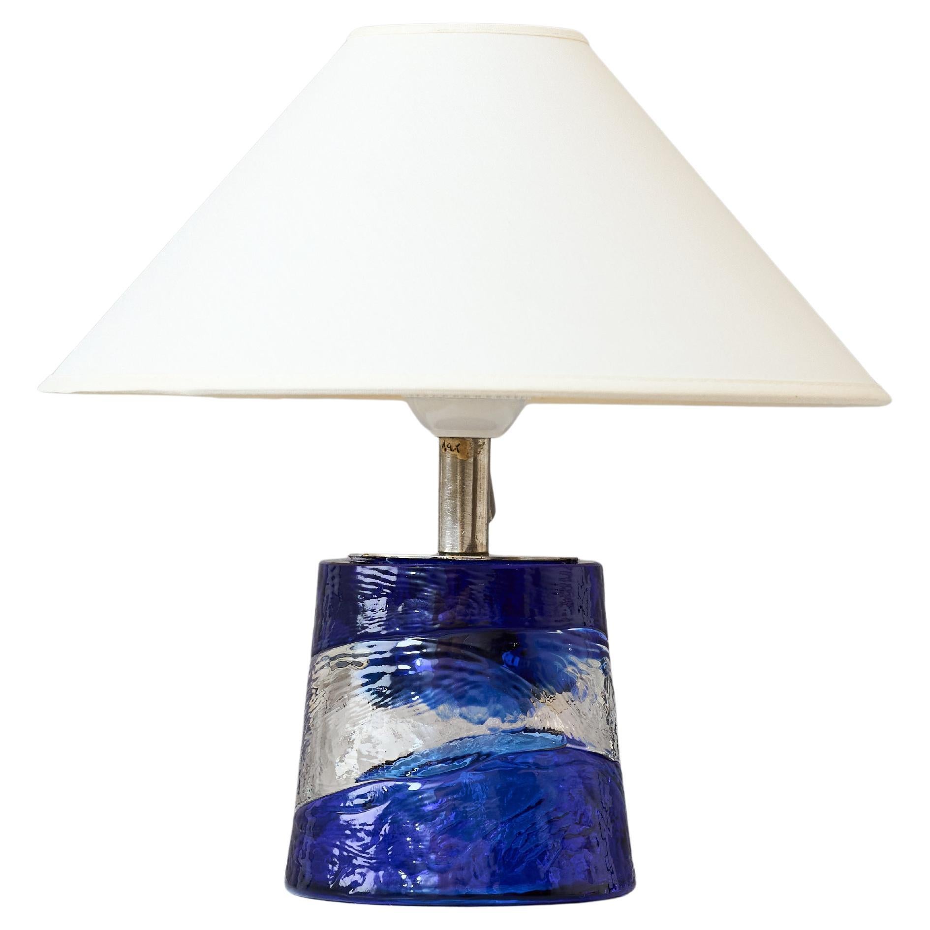 Pequeña lámpara de sobremesa de cristal azul de Paul Kedelv para Reijmyre, Suecia, años 60. en venta