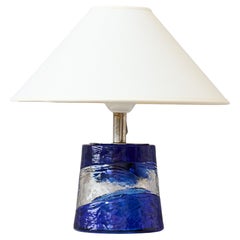 Pequeña lámpara de sobremesa de cristal azul de Paul Kedelv para Reijmyre, Suecia, años 60.