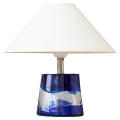 Pequeña lámpara de sobremesa de cristal azul de Paul Kedelv para Reijmyre, Suecia, años 60.