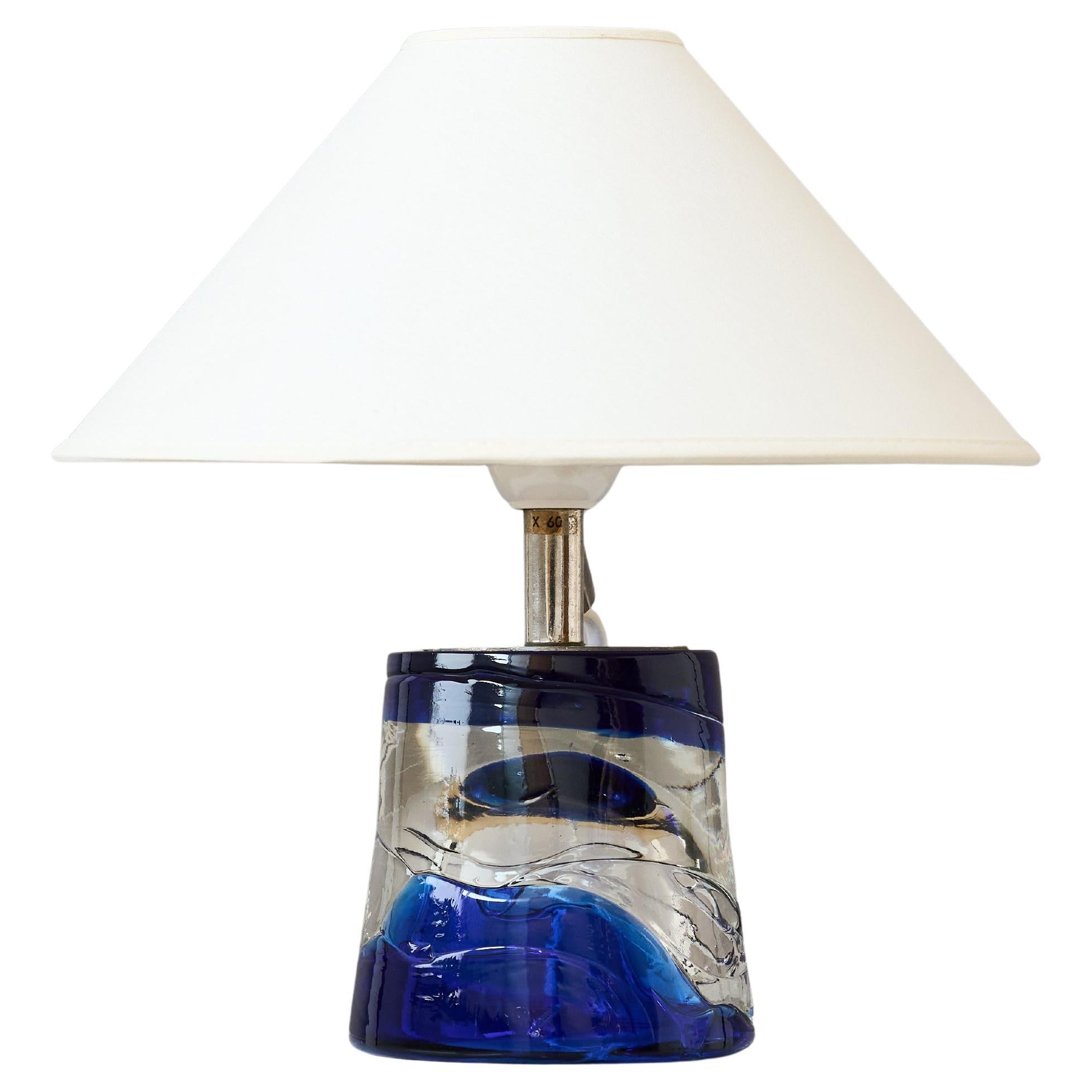 Pequeña lámpara de sobremesa de cristal azul de Paul Kedelv para Reijmyre, Suecia, años 60.
