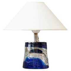 Pequeña lámpara de sobremesa de cristal azul de Paul Kedelv para Reijmyre, Suecia, años 60.
