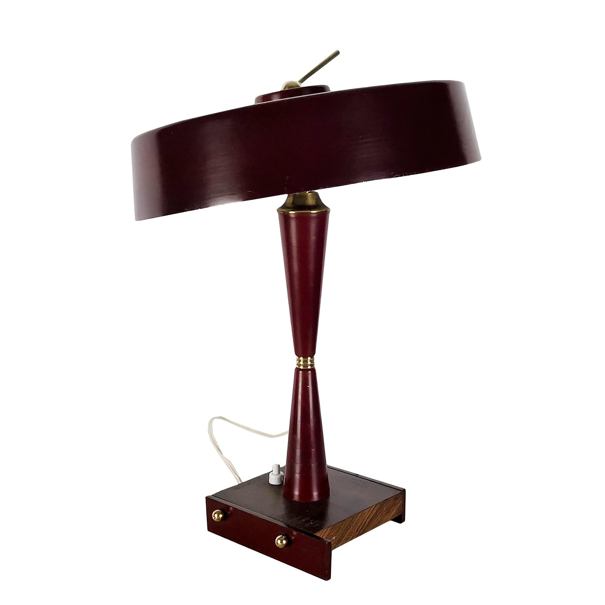 Moderne Tischlampe aus der Mitte des Jahrhunderts von Stilux aus burgunderrotem Stahl und Aluminium – Italien (Poliert) im Angebot