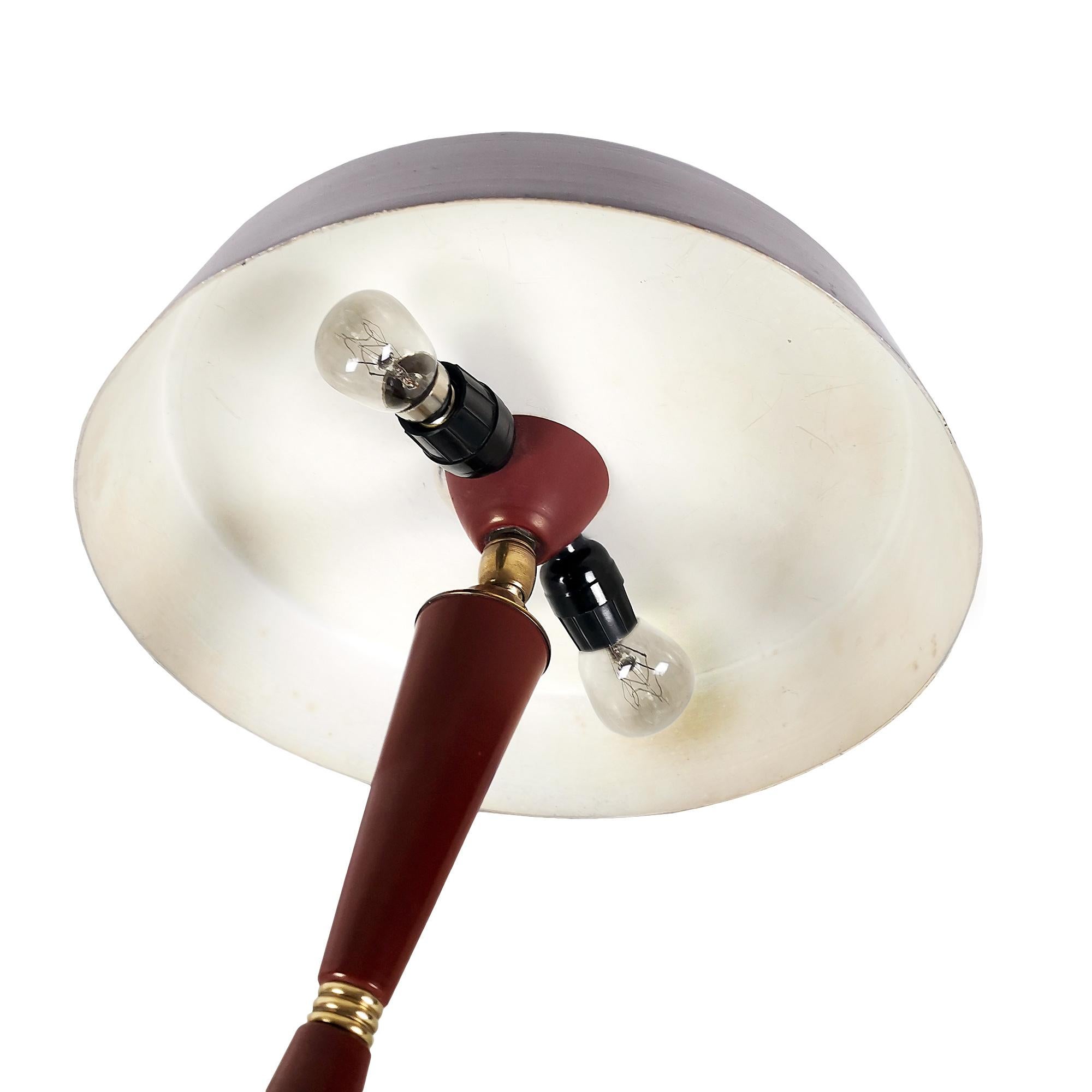 Moderne Tischlampe aus der Mitte des Jahrhunderts von Stilux aus burgunderrotem Stahl und Aluminium – Italien im Angebot 1