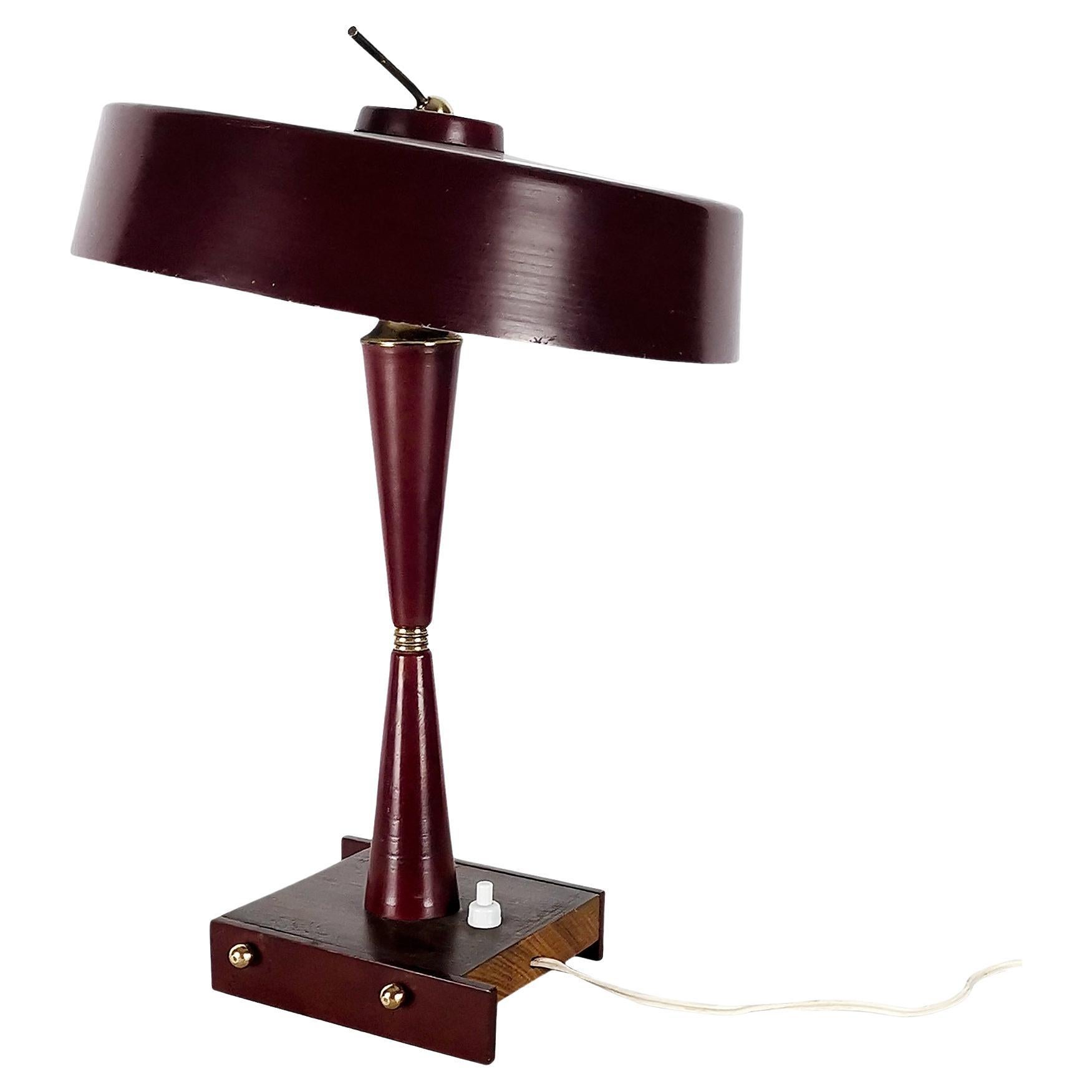 Moderne Tischlampe aus der Mitte des Jahrhunderts von Stilux aus burgunderrotem Stahl und Aluminium – Italien im Angebot