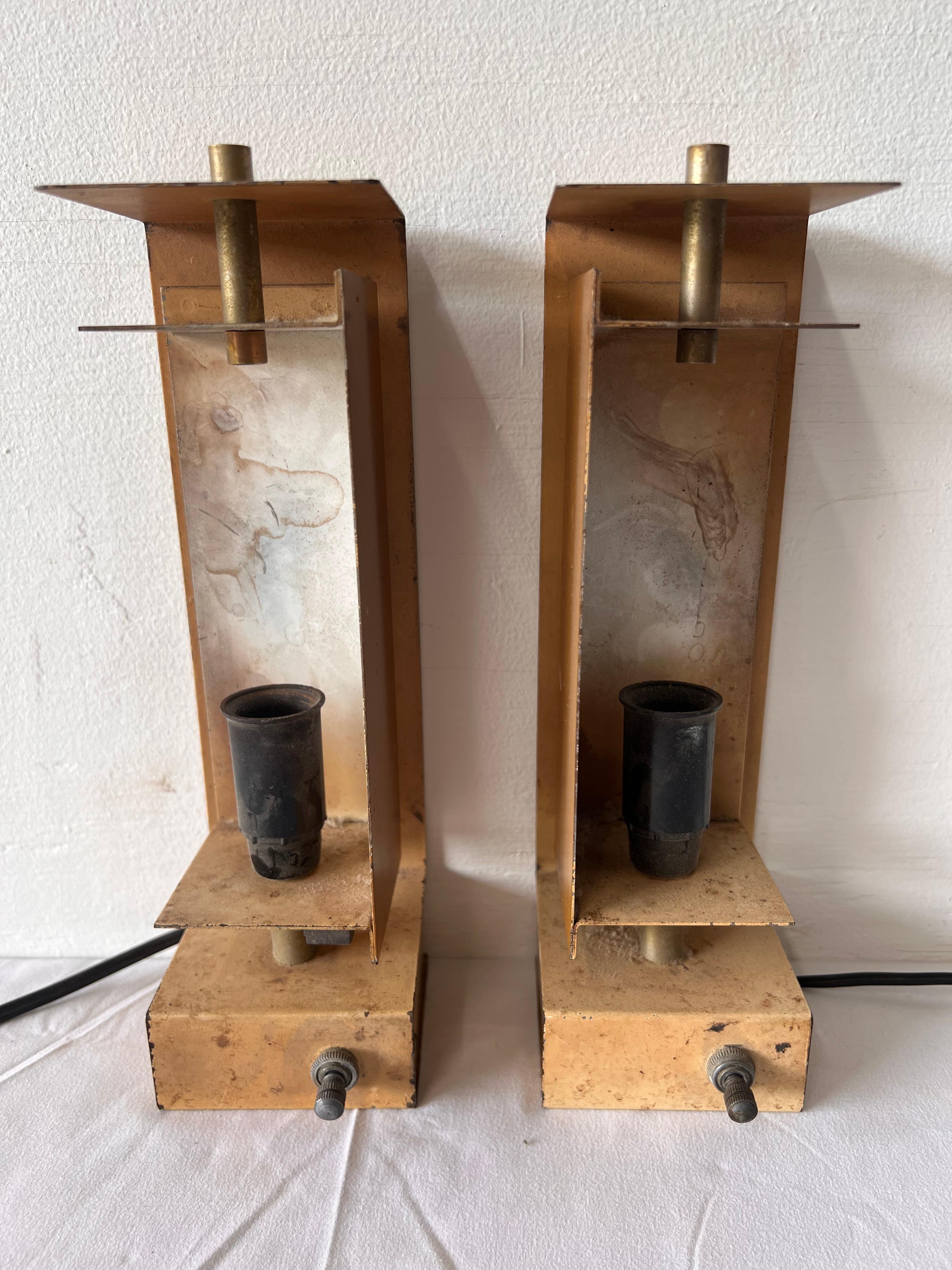 Pair of bedside lamps
Italy circa 1950
Painted metal, unmarked, characterized by an illuminating body enclosed by a rotating metal cap that allows the intensity and direction of the light to be adjusted, practical and functional design typical of