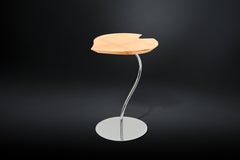 Petite table, plateau en bois de feuilles dorées, base en finition chromée métallique, Italie