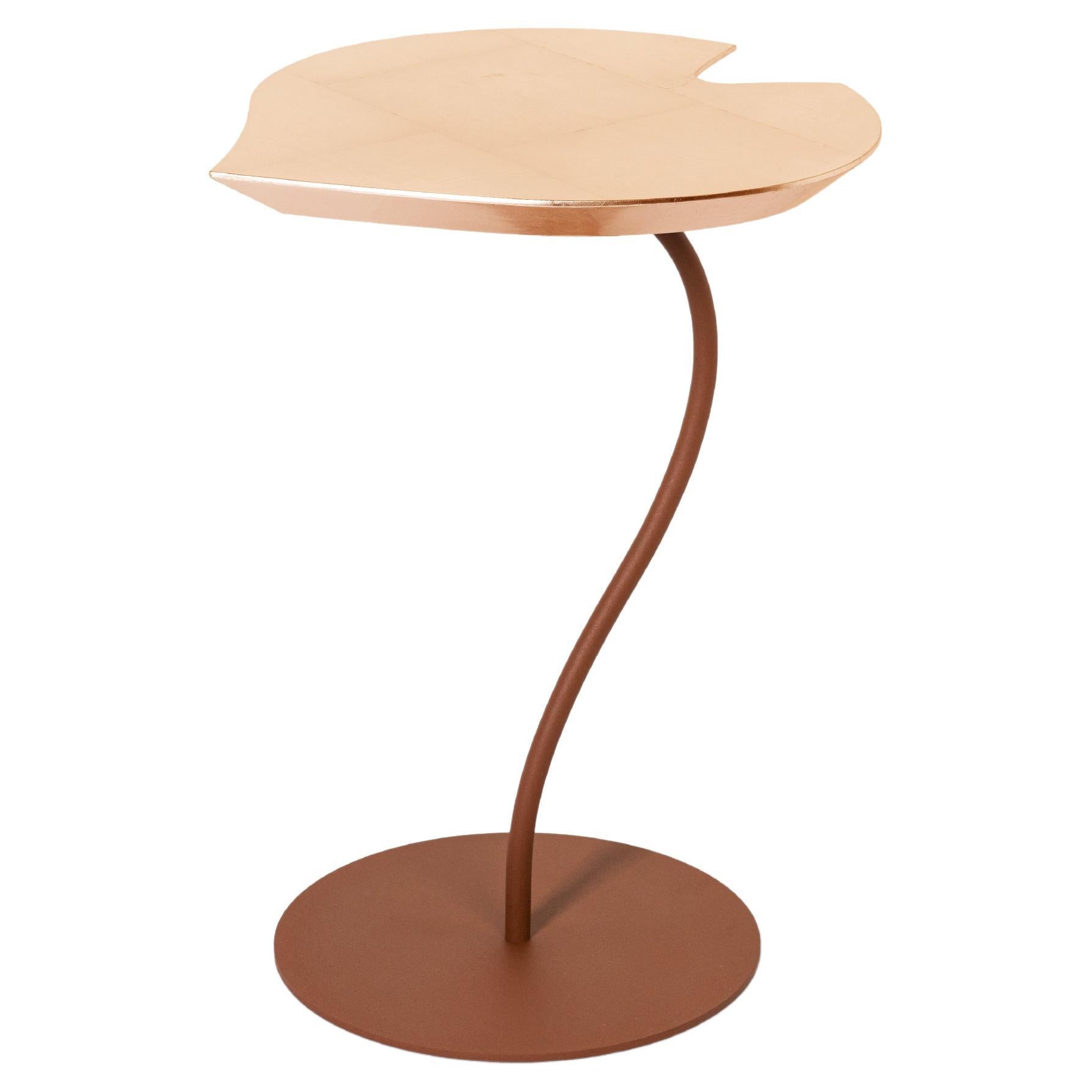 Petite table feuille de bois, plateau en feuille de cuivre, base en métal finition Corten, Italie