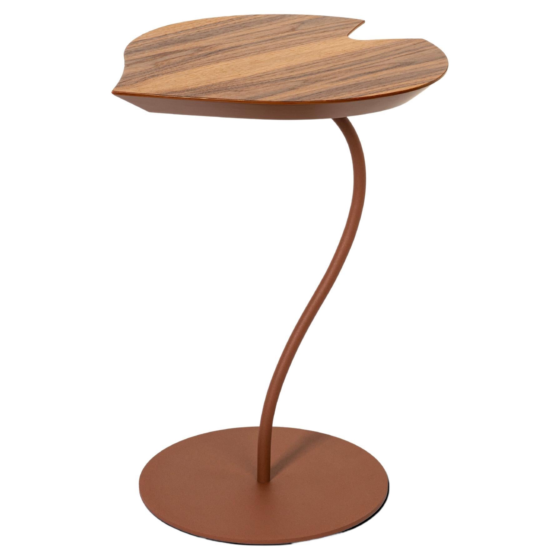 Petite table Leaf Wood, plateau en noyer Canaletto, base en métal Corten Finish, Italie