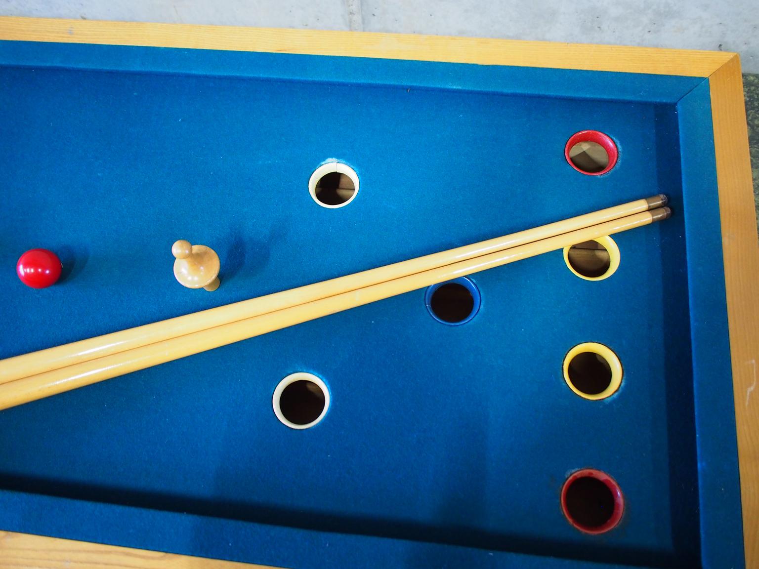 Small Table Poolgame with 2 Billiard Cues from the 1950s In Good Condition In Hamburg, DE