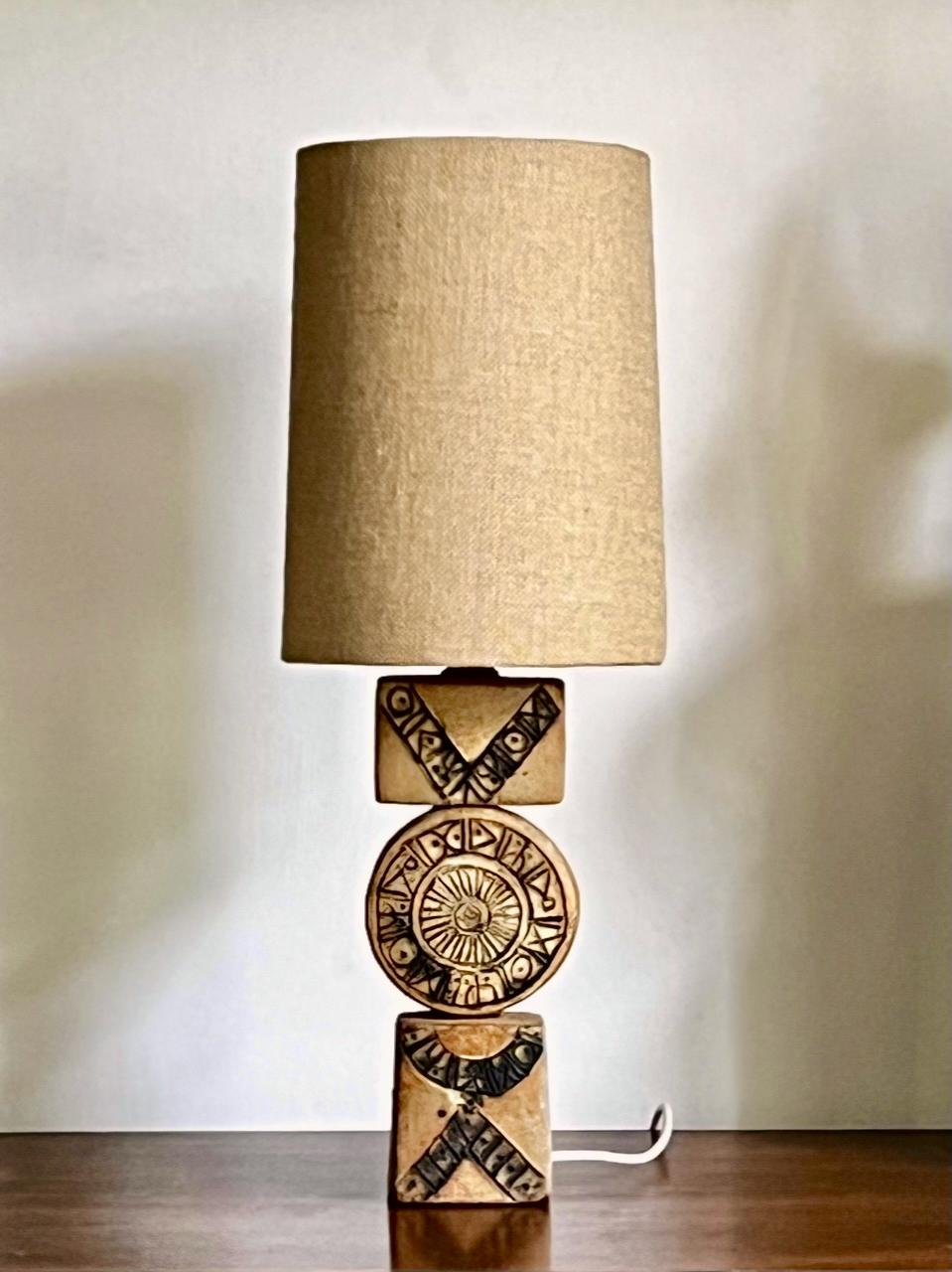 Petite lampe de bureau Totem avec détails en verre bleu par Bernard Rooke, Angleterre, années 1960 Bon état à London, GB
