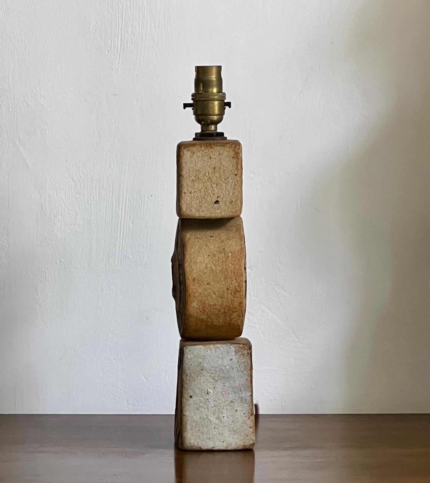 Petite lampe de bureau Totem avec détails en verre bleu par Bernard Rooke, Angleterre, années 1960 3