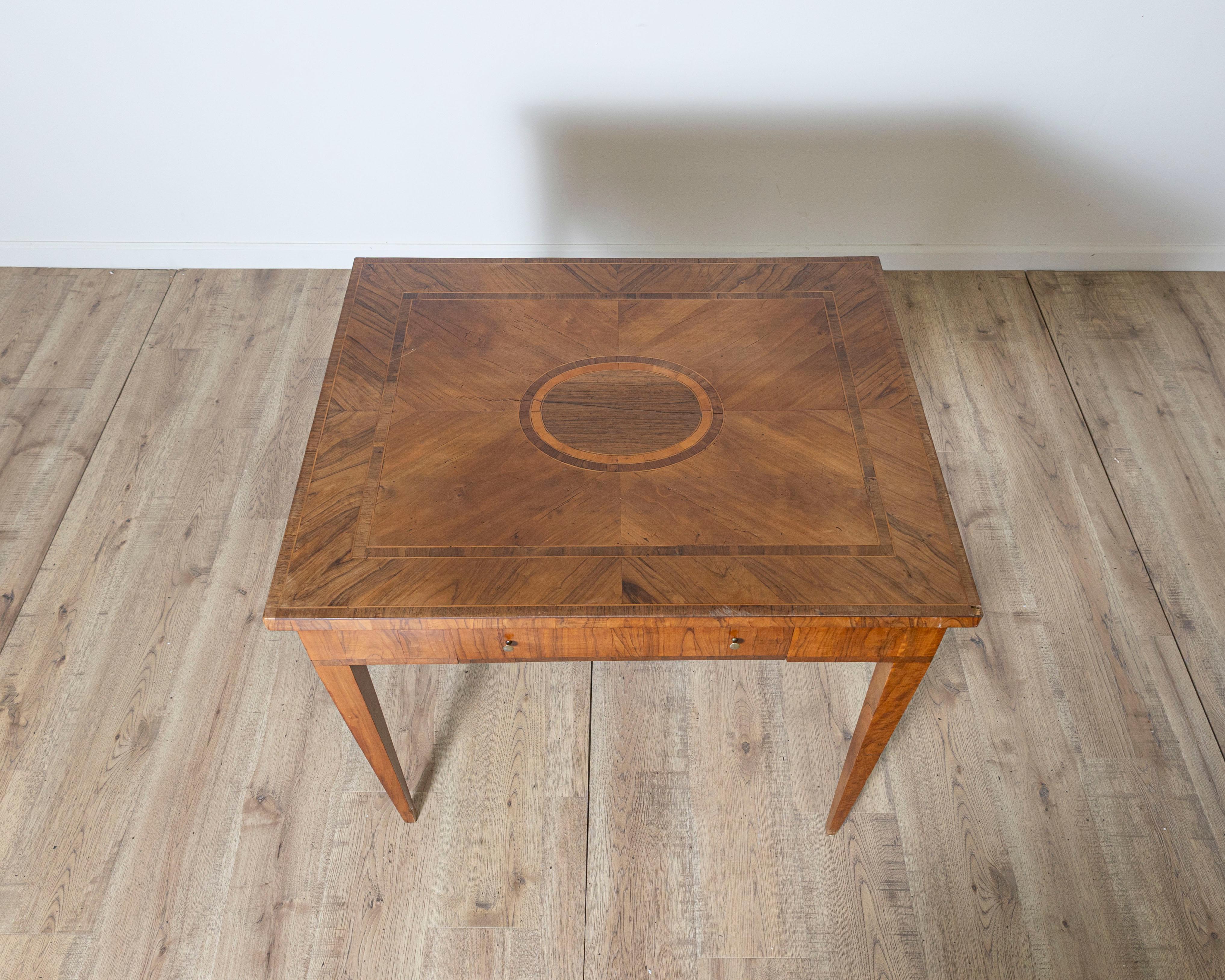 Italiano Tavolino impiallacciato in legno di Oliver e intarsiato in diversi Wood, XVIII secolo in vendita