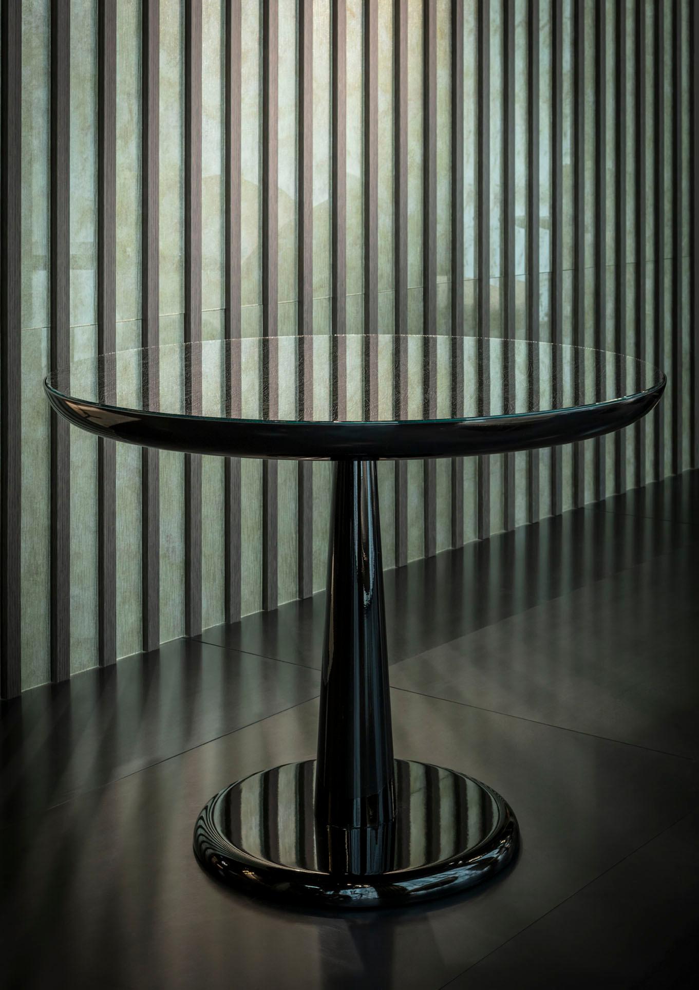 italien Petite table avec piédestal en acier inoxydable poli Couleur Vétrite sur demande en vente
