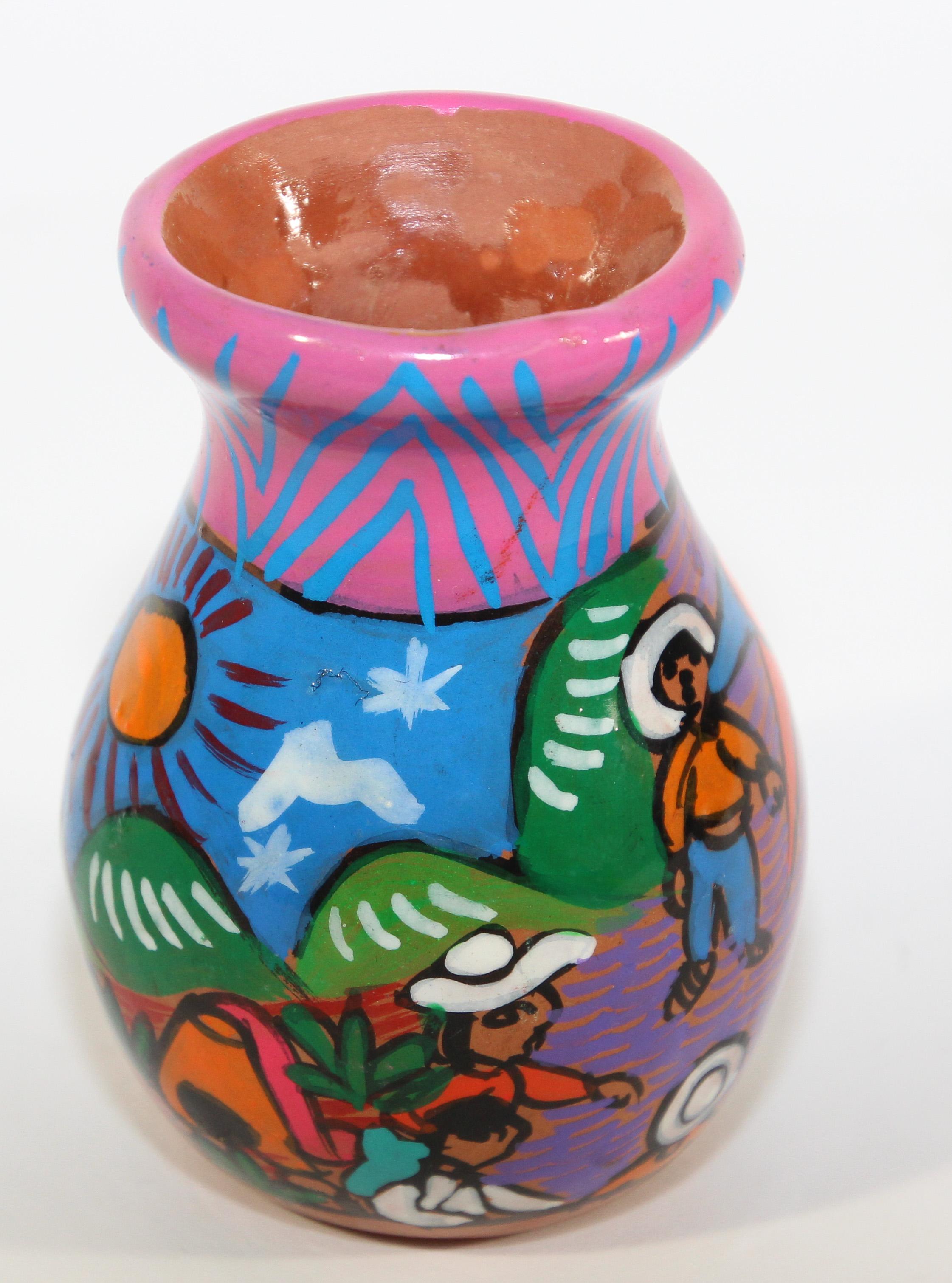 Mini studio de poterie en argile de style mexicain.
Petit vase artisanal en argile peint à la main dans des couleurs vives avec un motif de scène de fermiers.
Magnifique art populaire, les couleurs sont vibrantes, l'œuvre d'art est