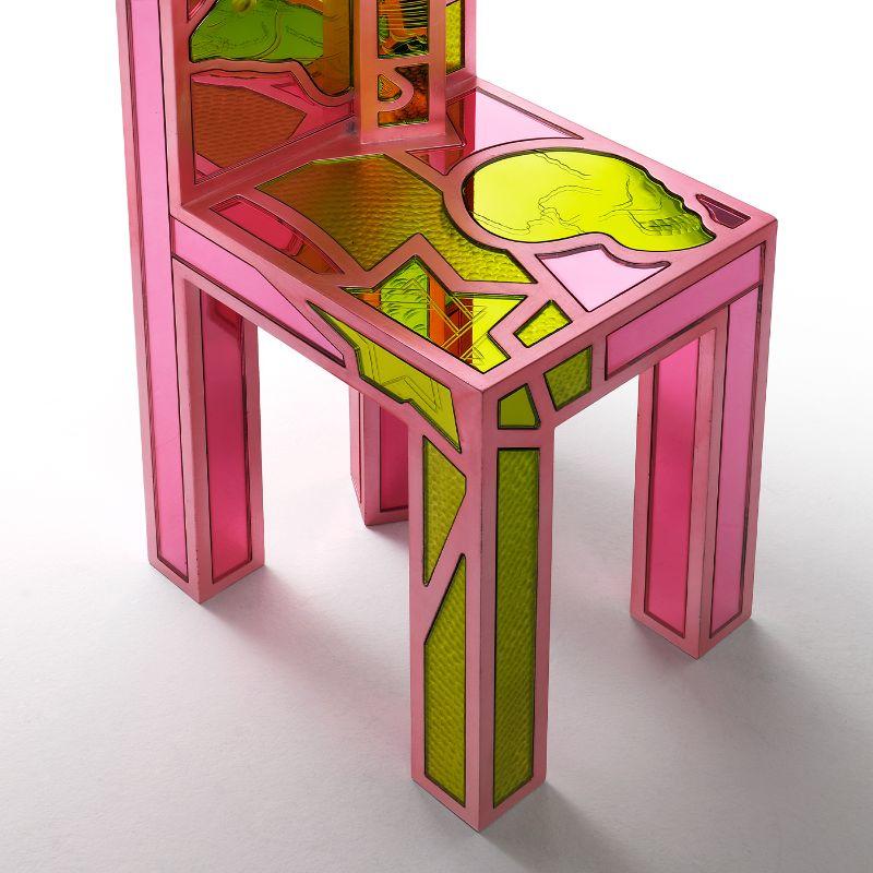 This spectacular console by Leo De Carlo embodies the meticulous and skillful art of mirror engraving. Imbued with a splendid Pop Art flair, it is handcrafted of engraved and colored mirror, and silver leaf-coated wood. Combining pink and green