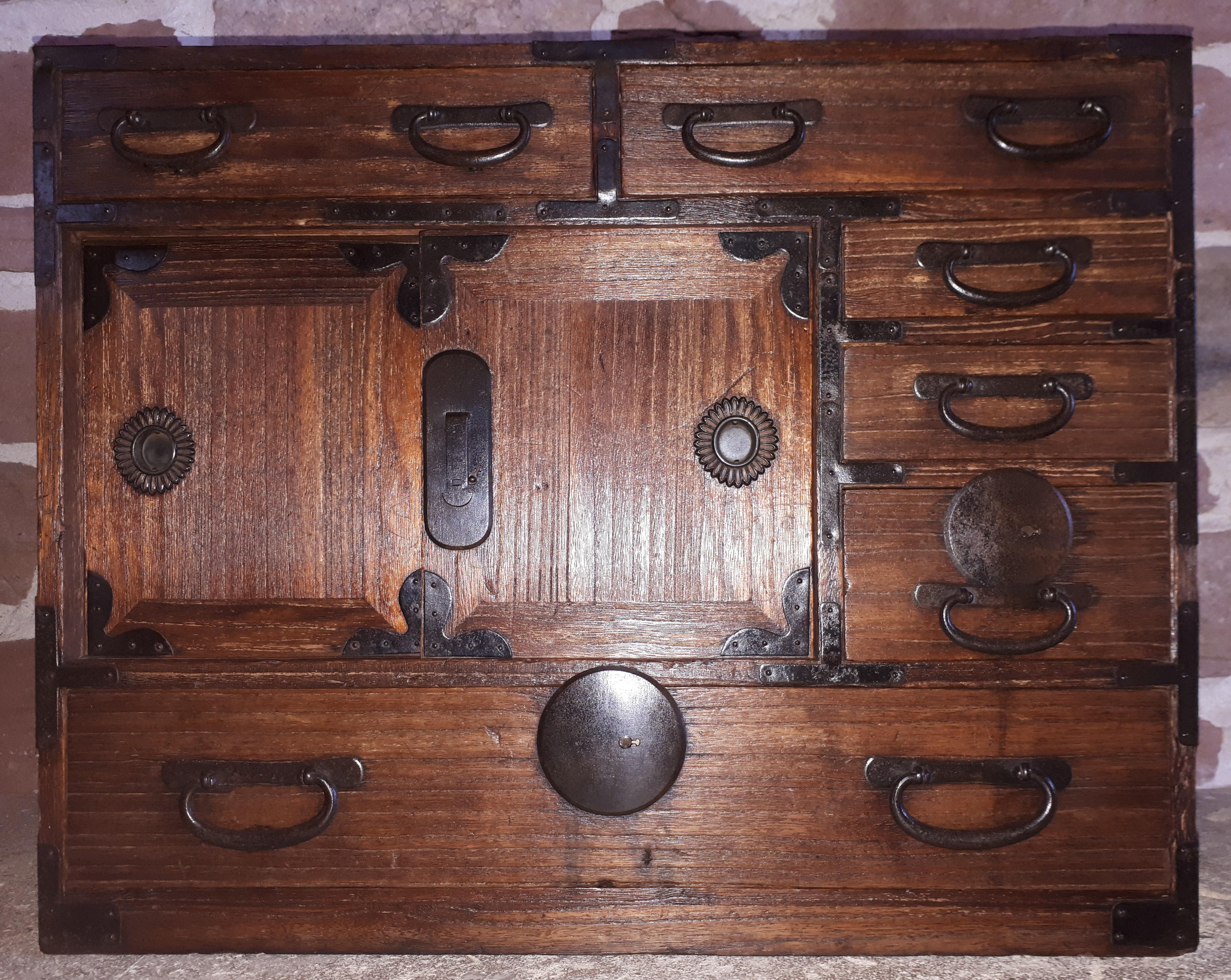 Charming little tansu with two sliding panels and multiple drawers in very good original condition.
Original wrought iron fittings, magnificent patina acquired over time.
Japan, late Edo period.