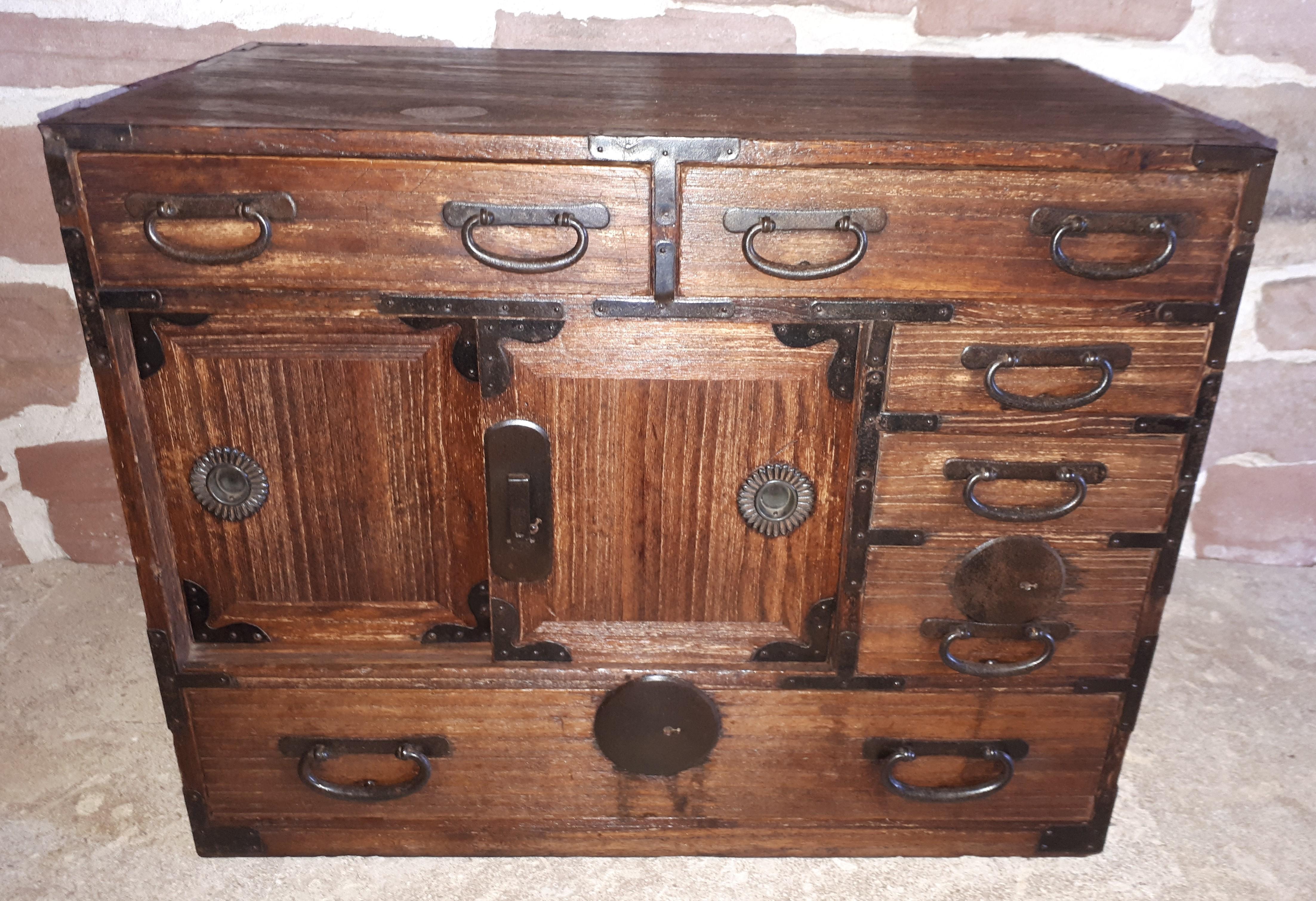 Small Tansu Japanese Cabinet, Japan late Edo period In Good Condition For Sale In Saverne, Grand Est