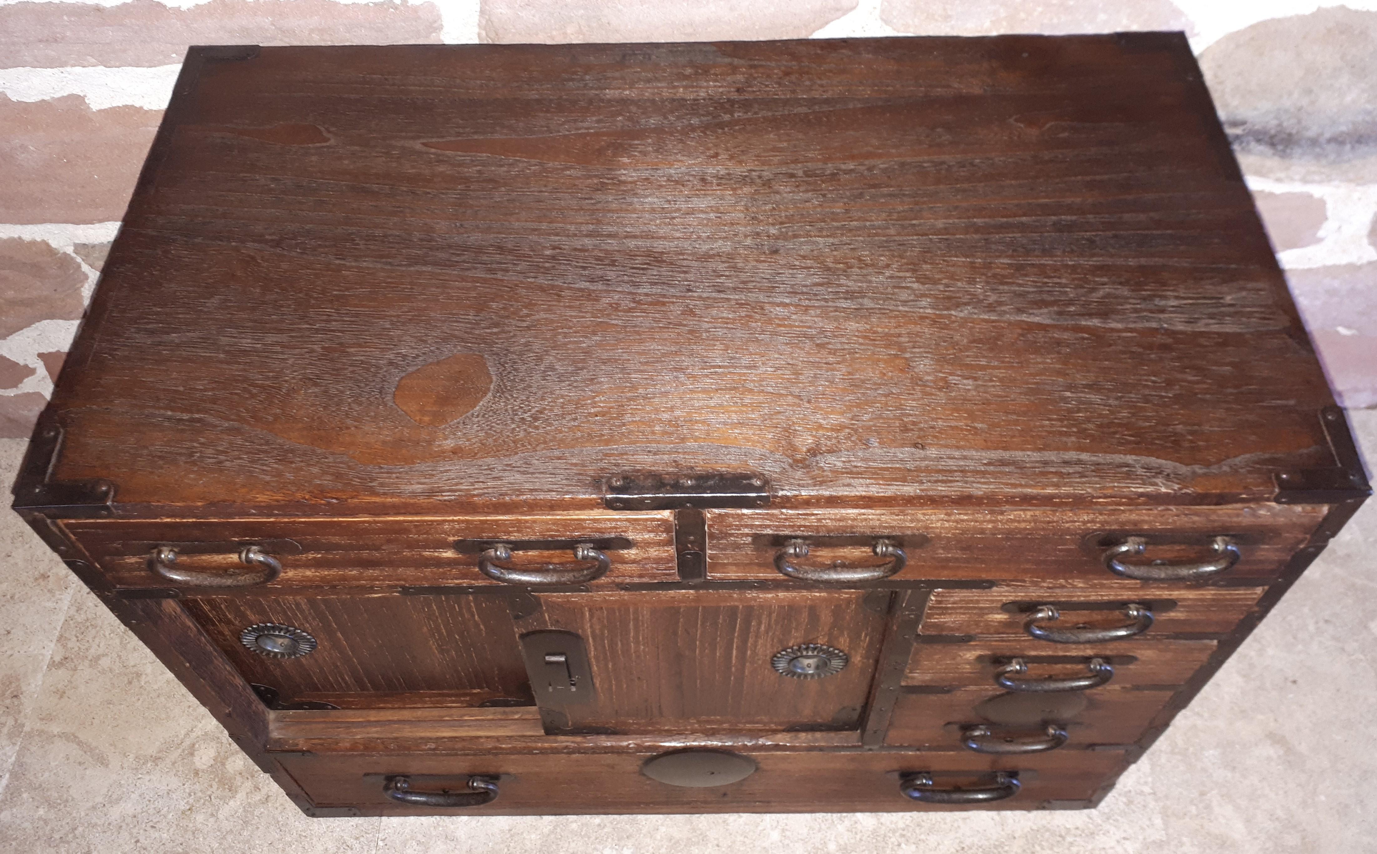 Small Tansu Japanese Cabinet, Japan late Edo period For Sale 1