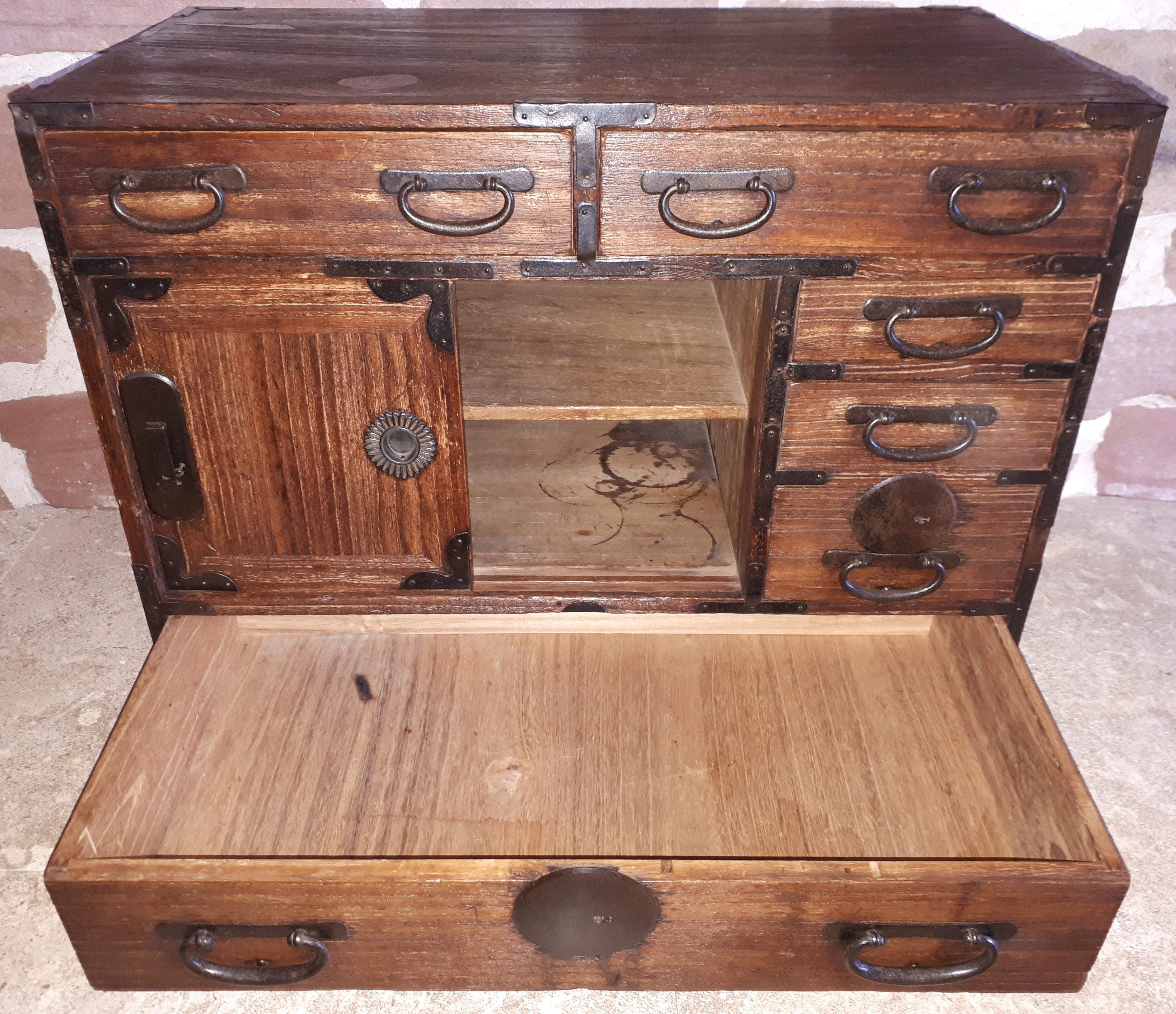 Small Tansu Japanese Cabinet, Japan late Edo period For Sale 4