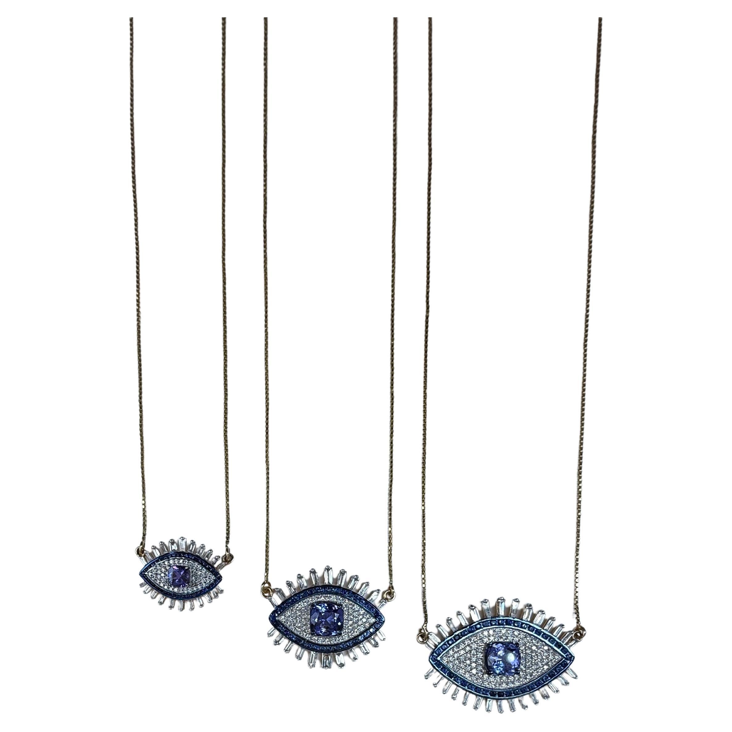 Questo spettacolare ciondolo a forma di malocchio è un capolavoro di alta gioielleria moderna, sapientemente realizzato in oro 18 carati. Trasforma l'antico talismano protettivo in un pezzo di lusso e di grande impatto.

Questo pezzo è il più