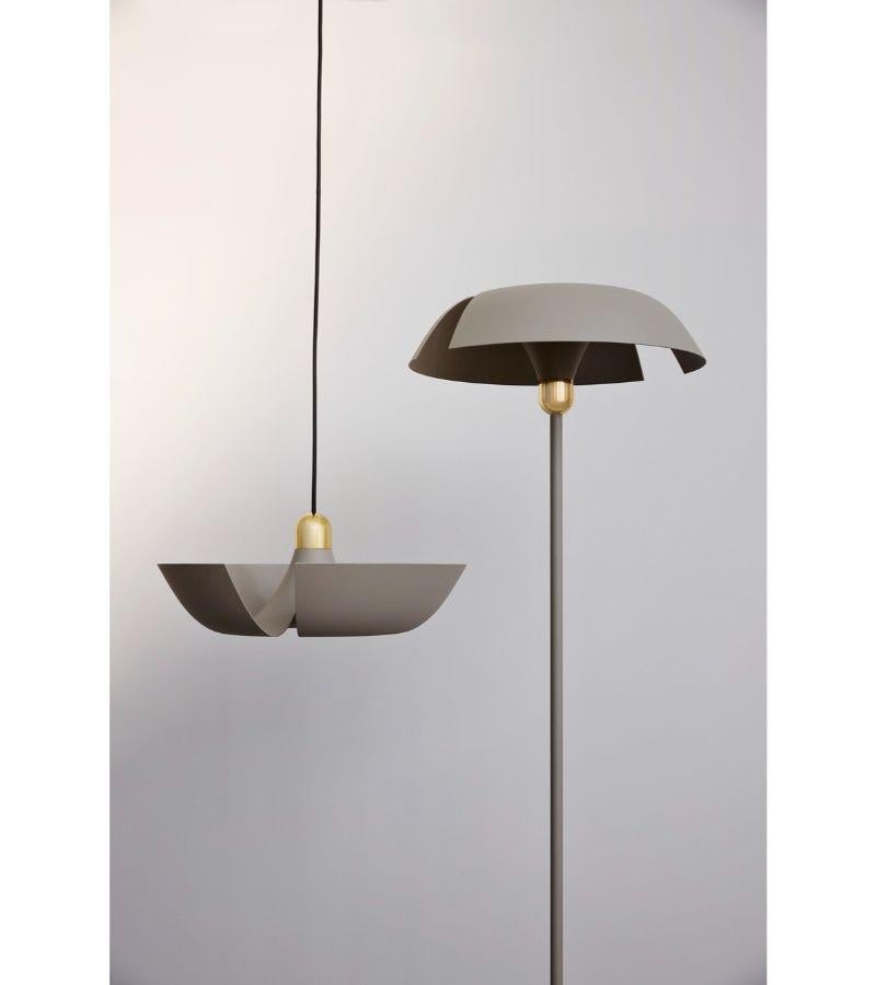 Plaqué Petite lampe suspendue contemporaine taupe et or en vente